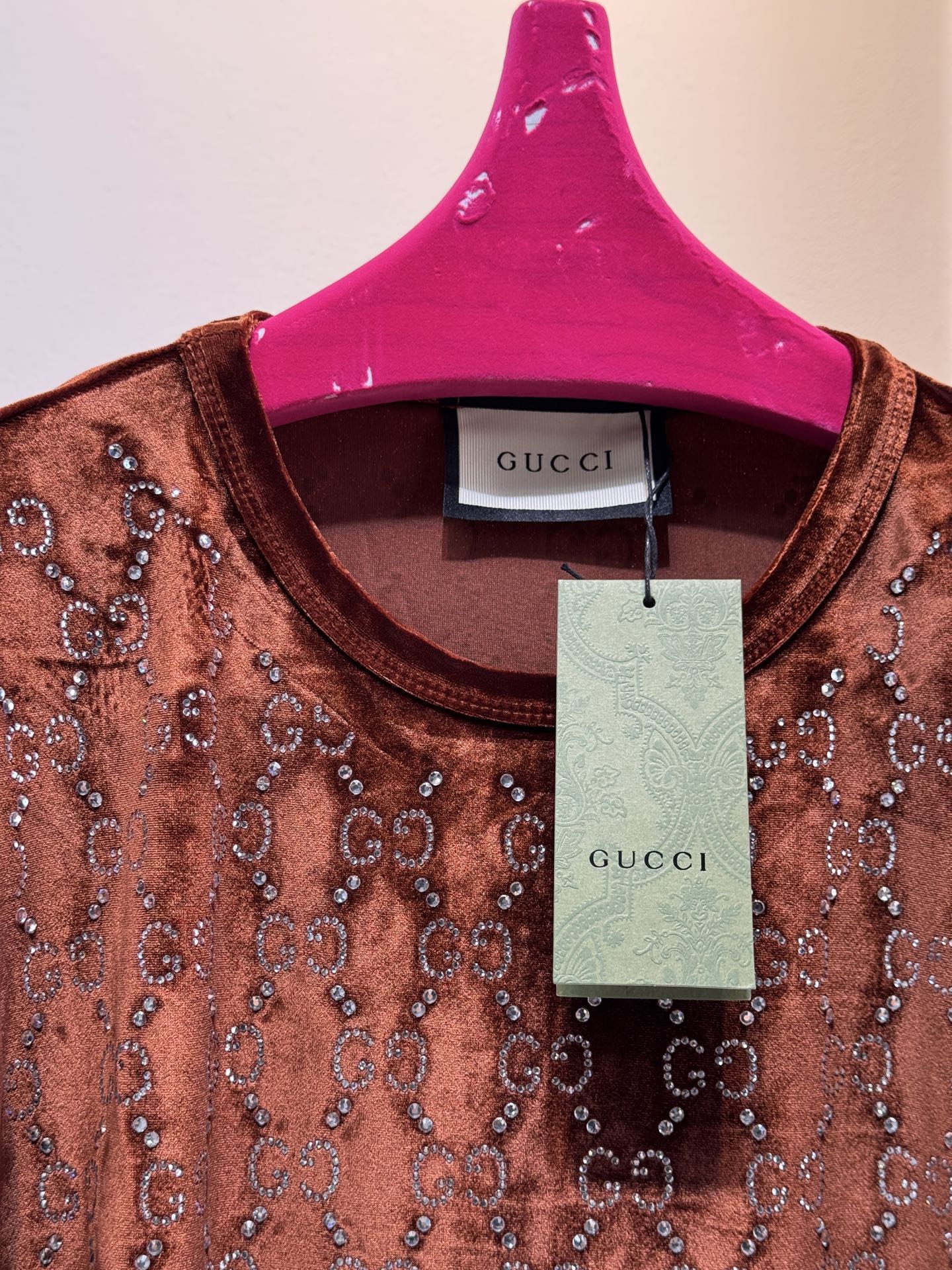 Gucc* GG烫钻短袖T恤，丝绒（天鹅绒）触感柔软顺滑，自带光泽感，兼具保暖性与高级质感。全身满铺双G