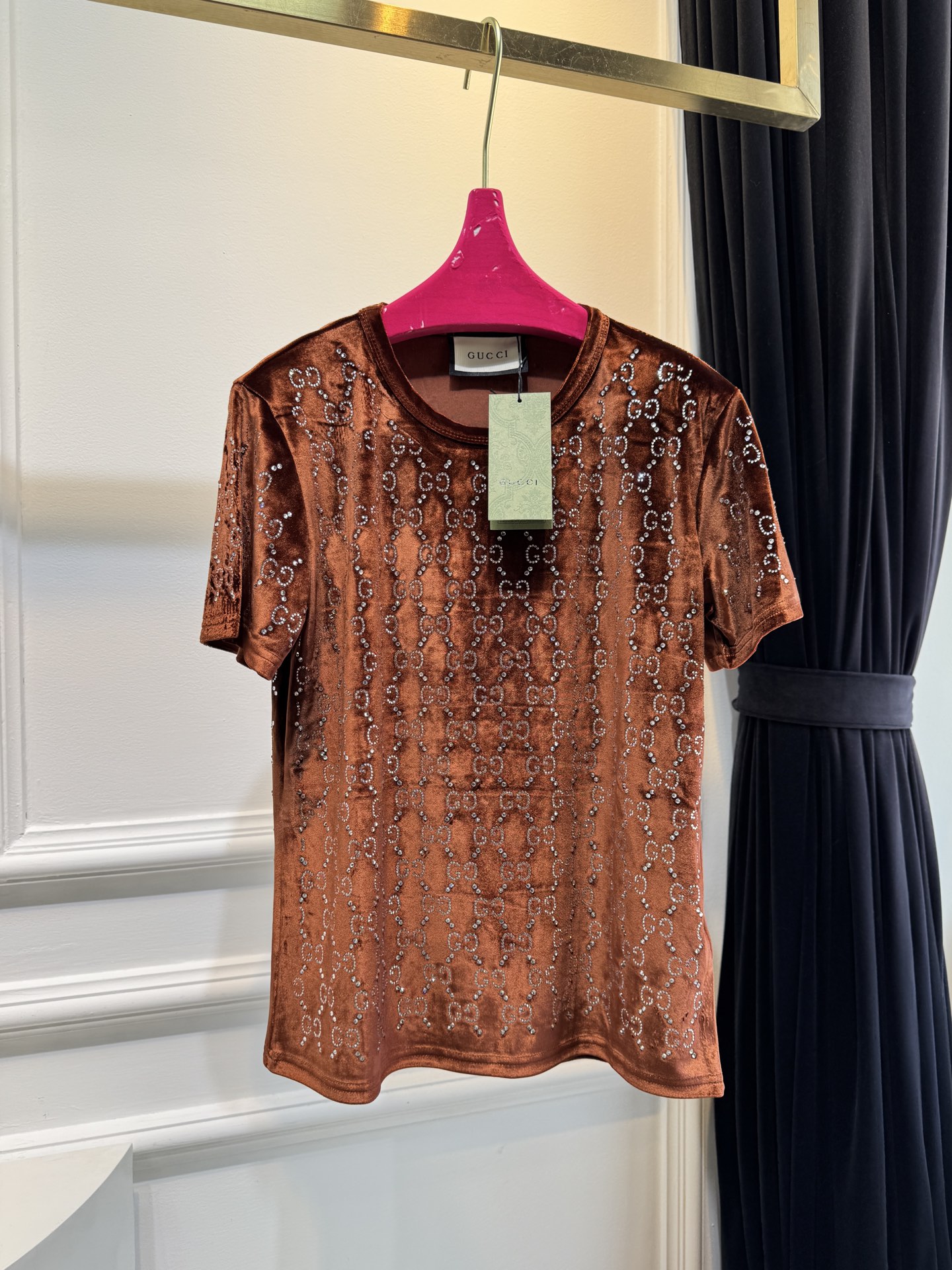 Gucc* GG烫钻短袖T恤，丝绒（天鹅绒）触感柔软顺滑，自带光泽感，兼具保暖性与高级质感。全身满铺双G