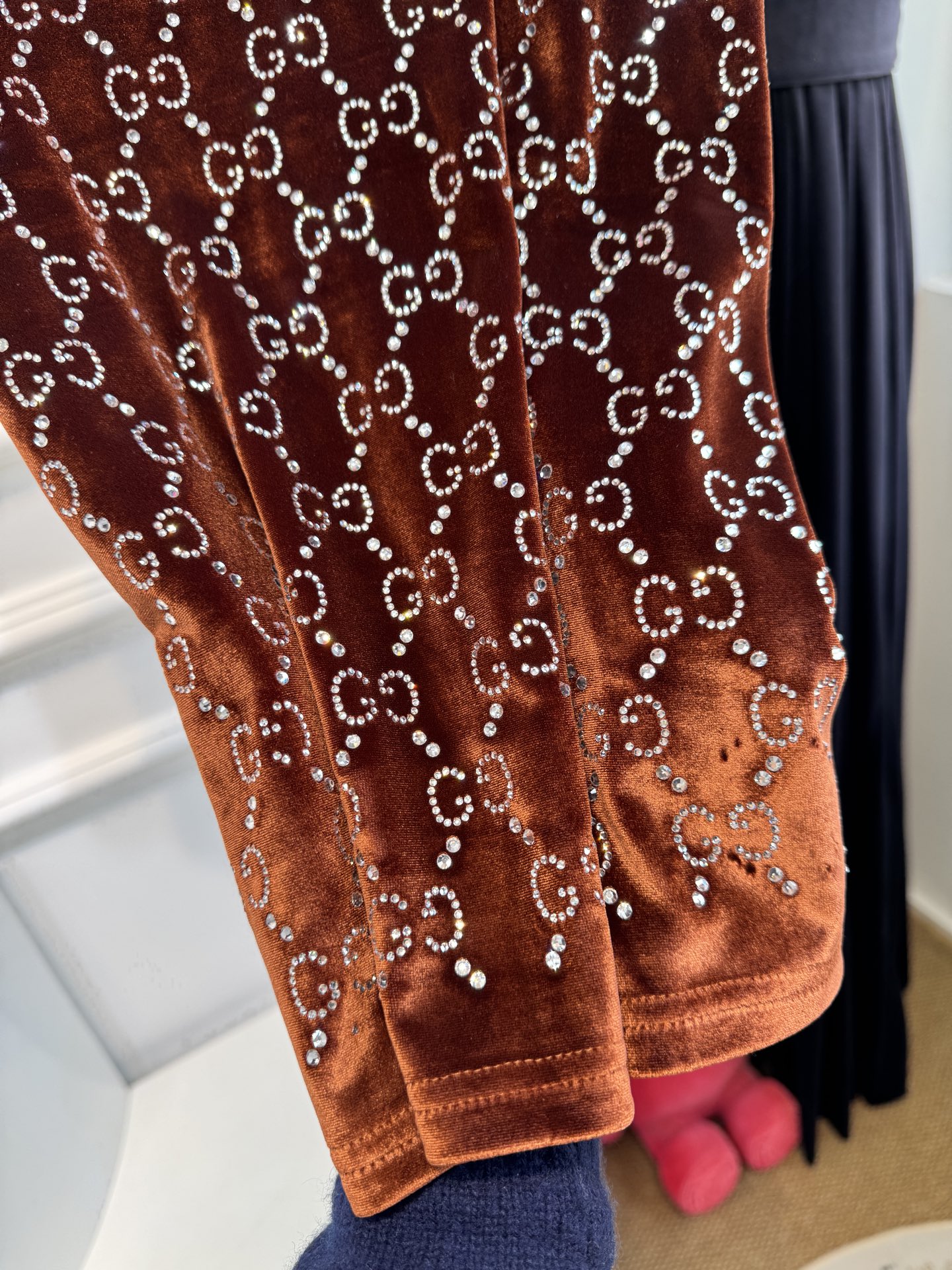 Gucc* GG烫钻短袖T恤，丝绒（天鹅绒）触感柔软顺滑，自带光泽感，兼具保暖性与高级质感。全身满铺双G