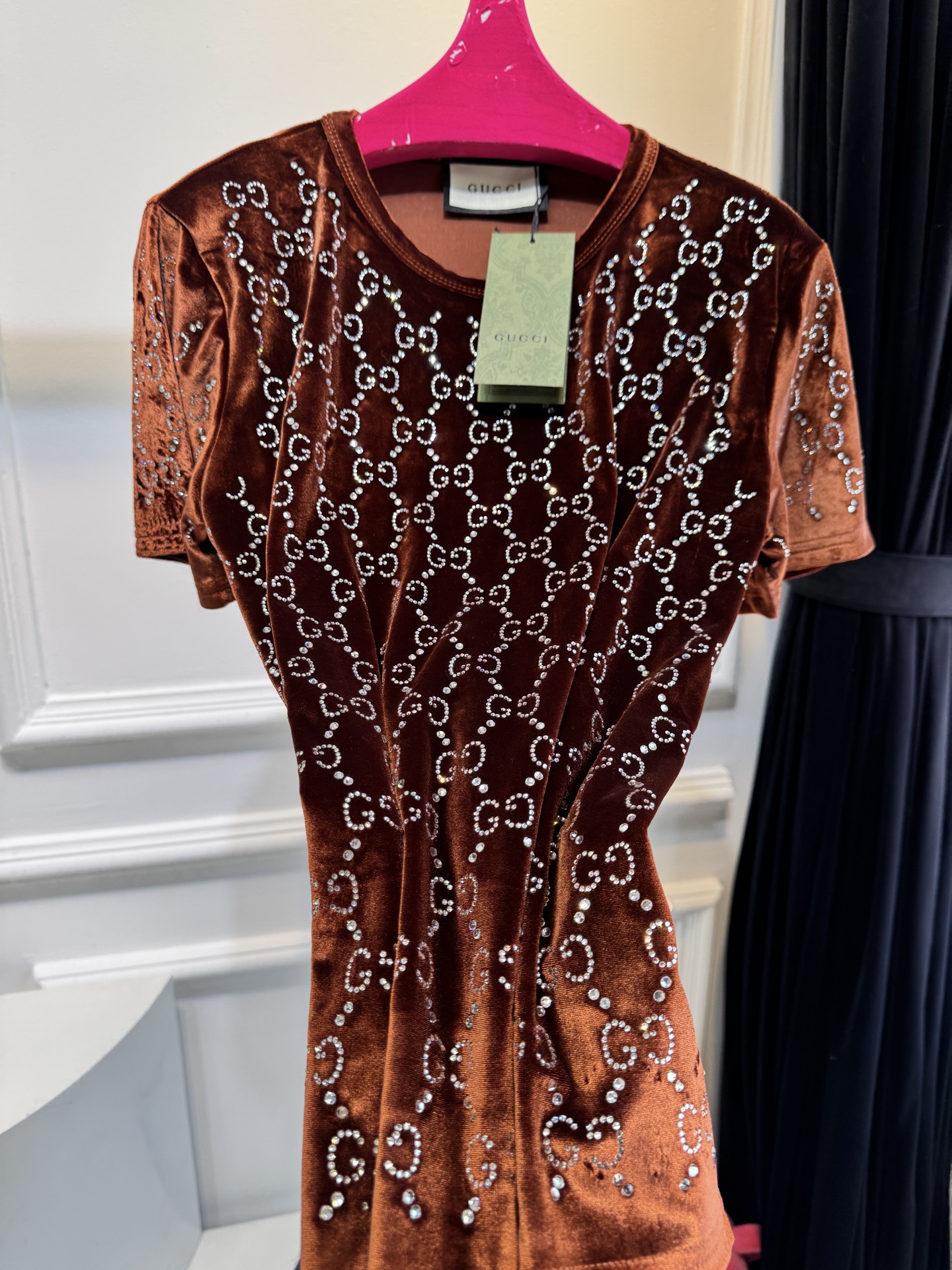 Gucc* GG烫钻短袖T恤，丝绒（天鹅绒）触感柔软顺滑，自带光泽感，兼具保暖性与高级质感。全身满铺双G