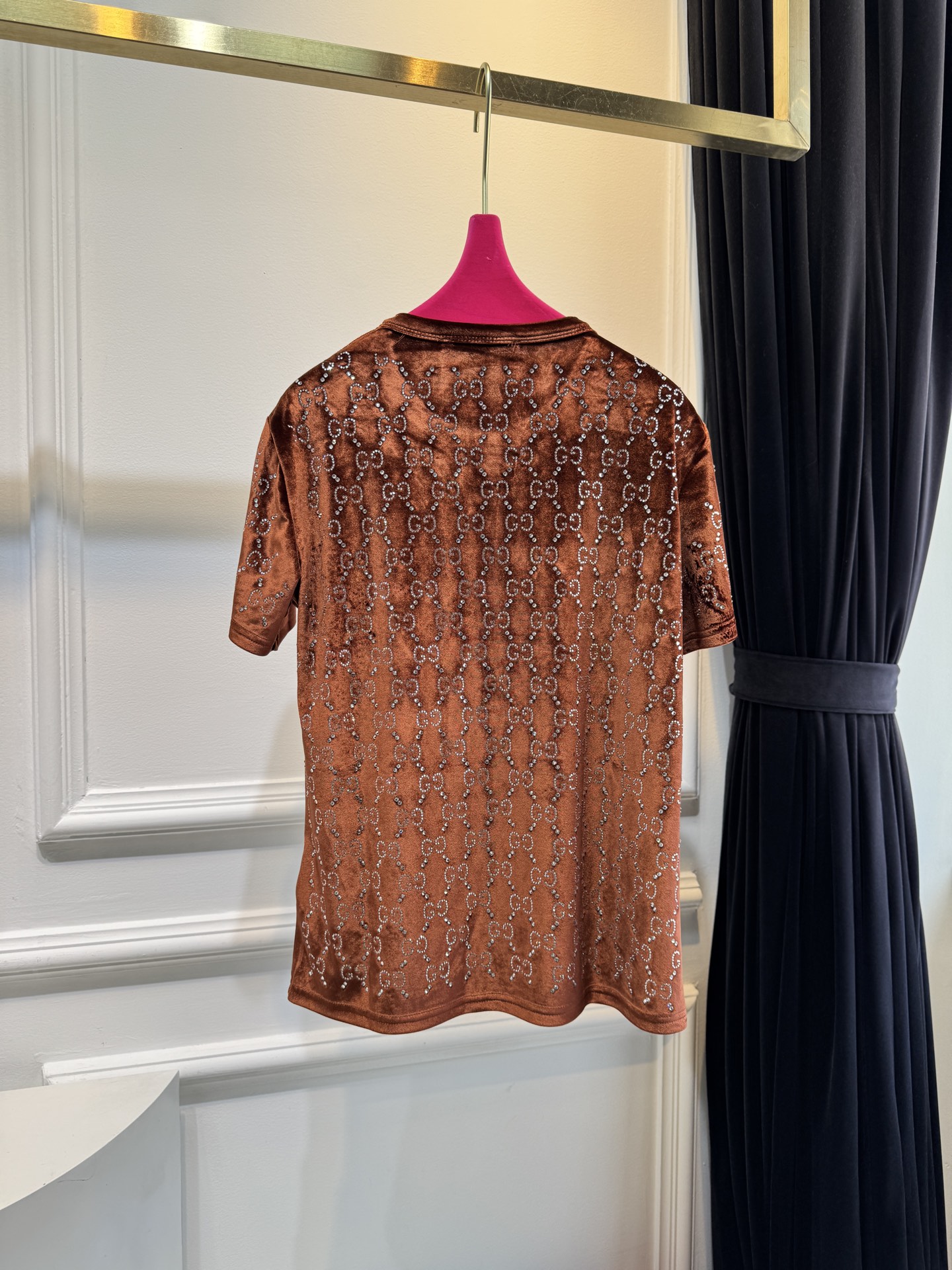 Gucc* GG烫钻短袖T恤，丝绒（天鹅绒）触感柔软顺滑，自带光泽感，兼具保暖性与高级质感。全身满铺双G