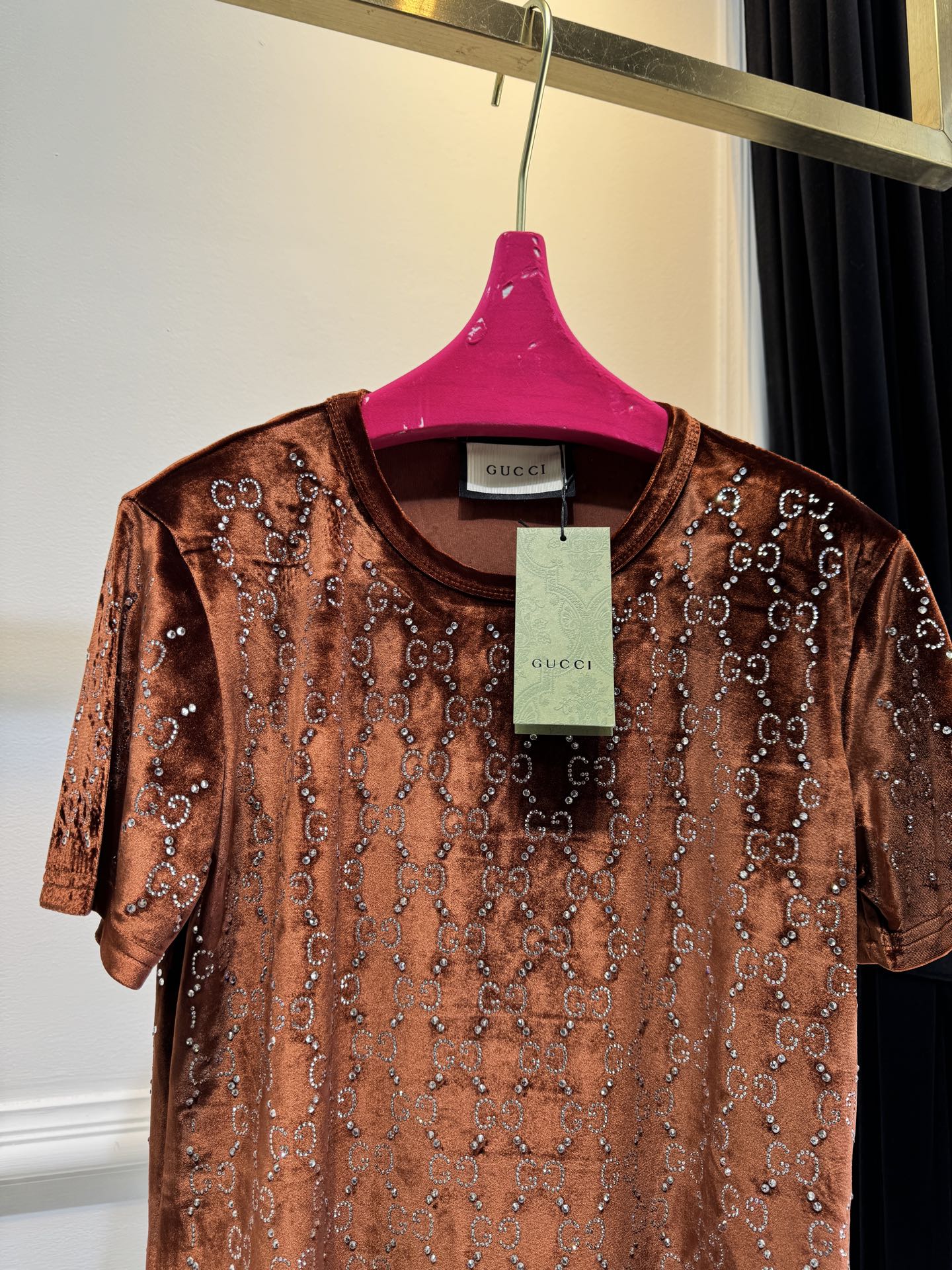 Gucc* GG烫钻短袖T恤，丝绒（天鹅绒）触感柔软顺滑，自带光泽感，兼具保暖性与高级质感。全身满铺双G