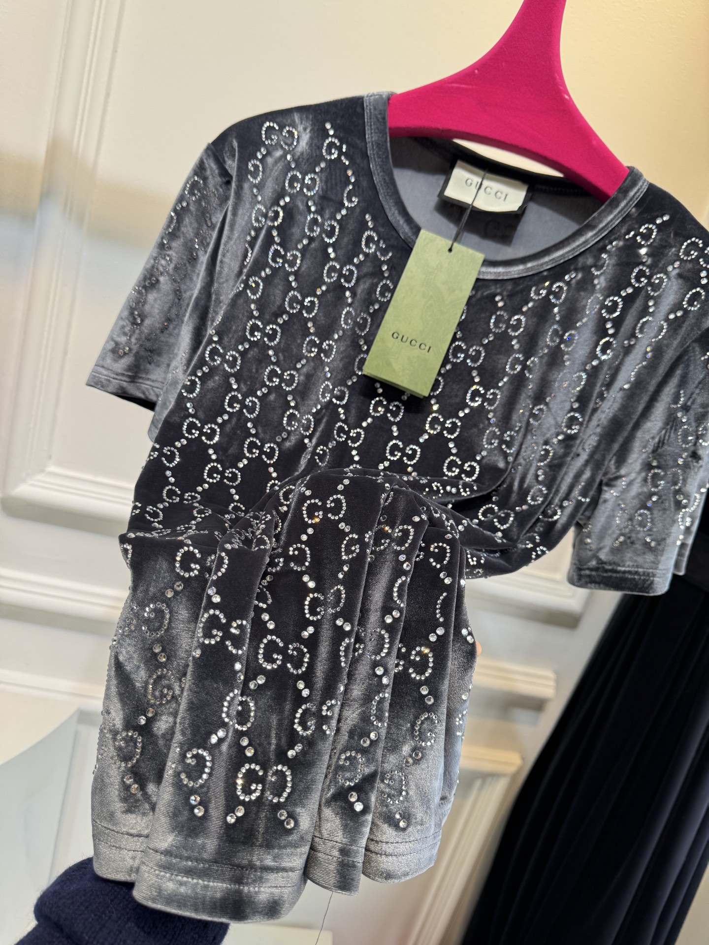 Gucc* GG烫钻短袖T恤，丝绒（天鹅绒）触感柔软顺滑，自带光泽感，兼具保暖性与高级质感。全身满铺双G