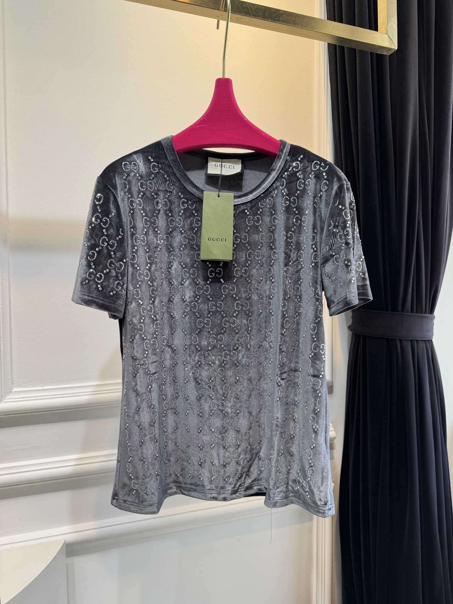 Gucc* GG烫钻短袖T恤，丝绒（天鹅绒）触感柔软顺滑，自带光泽感，兼具保暖性与高级质感。全身满铺双G
