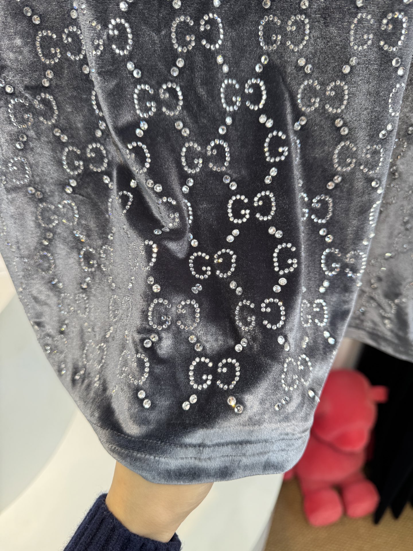 Gucc* GG烫钻短袖T恤，丝绒（天鹅绒）触感柔软顺滑，自带光泽感，兼具保暖性与高级质感。全身满铺双G