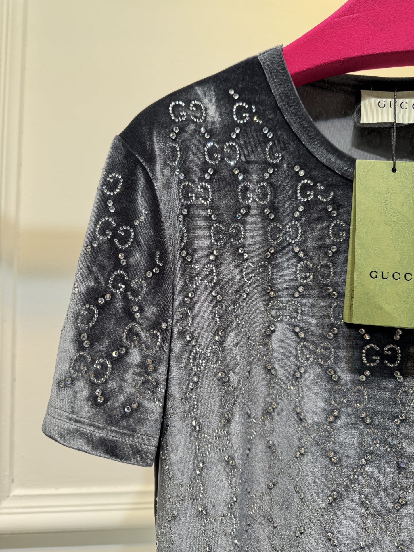 Gucc* GG烫钻短袖T恤，丝绒（天鹅绒）触感柔软顺滑，自带光泽感，兼具保暖性与高级质感。全身满铺双G