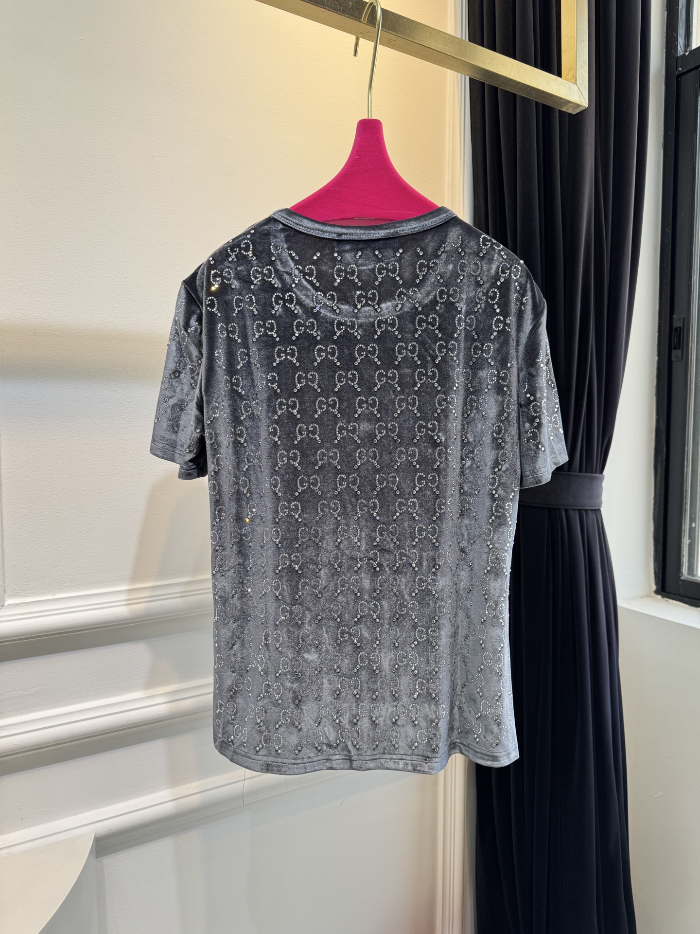 Gucc* GG烫钻短袖T恤，丝绒（天鹅绒）触感柔软顺滑，自带光泽感，兼具保暖性与高级质感。全身满铺双G