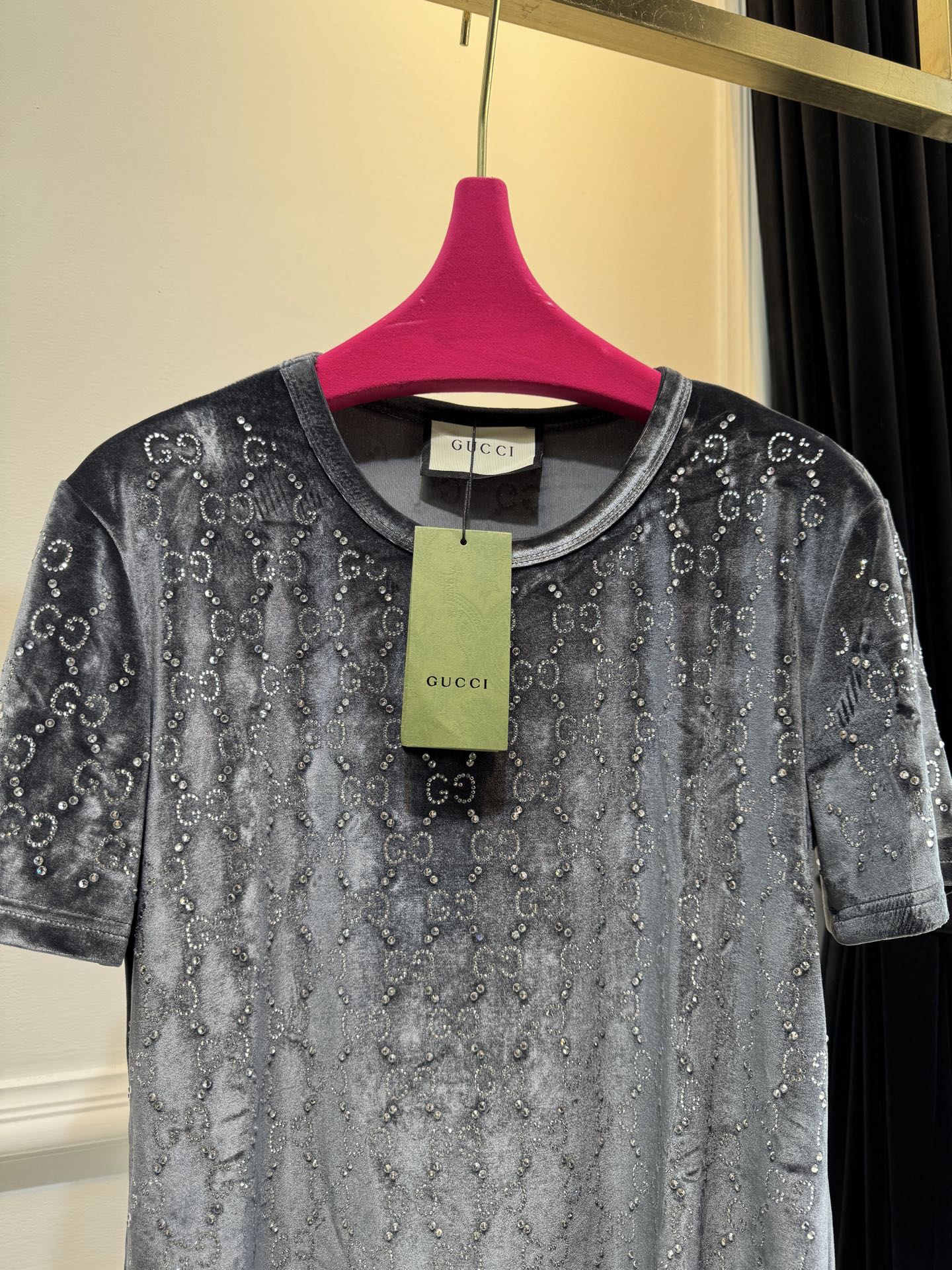 Gucc* GG烫钻短袖T恤，丝绒（天鹅绒）触感柔软顺滑，自带光泽感，兼具保暖性与高级质感。全身满铺双G
