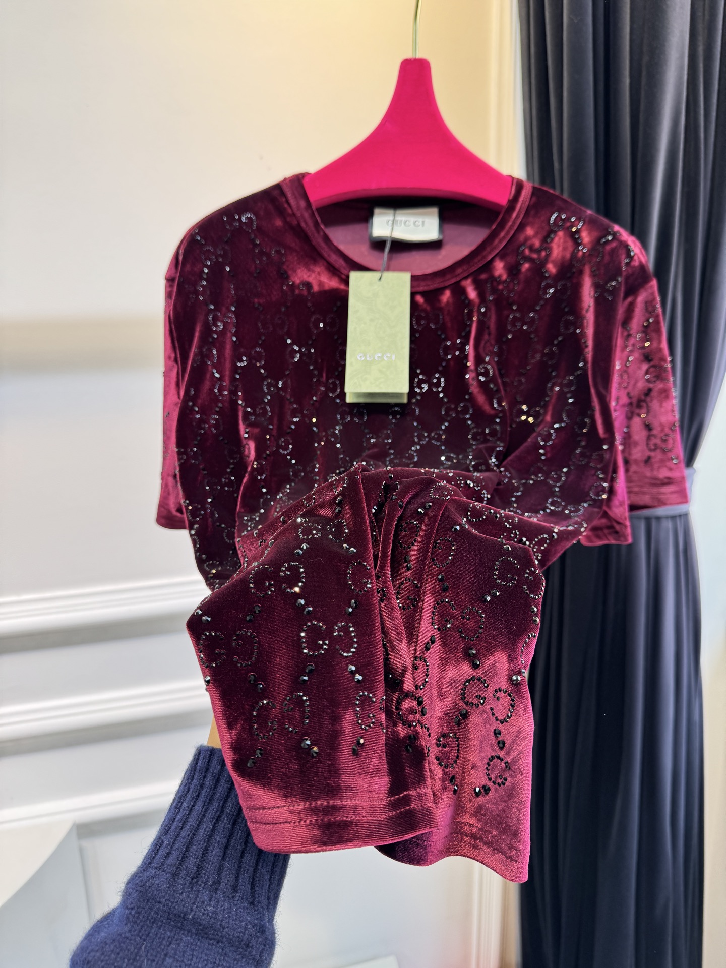 Gucc* GG烫钻短袖T恤，丝绒（天鹅绒）触感柔软顺滑，自带光泽感，兼具保暖性与高级质感。全身满铺双G