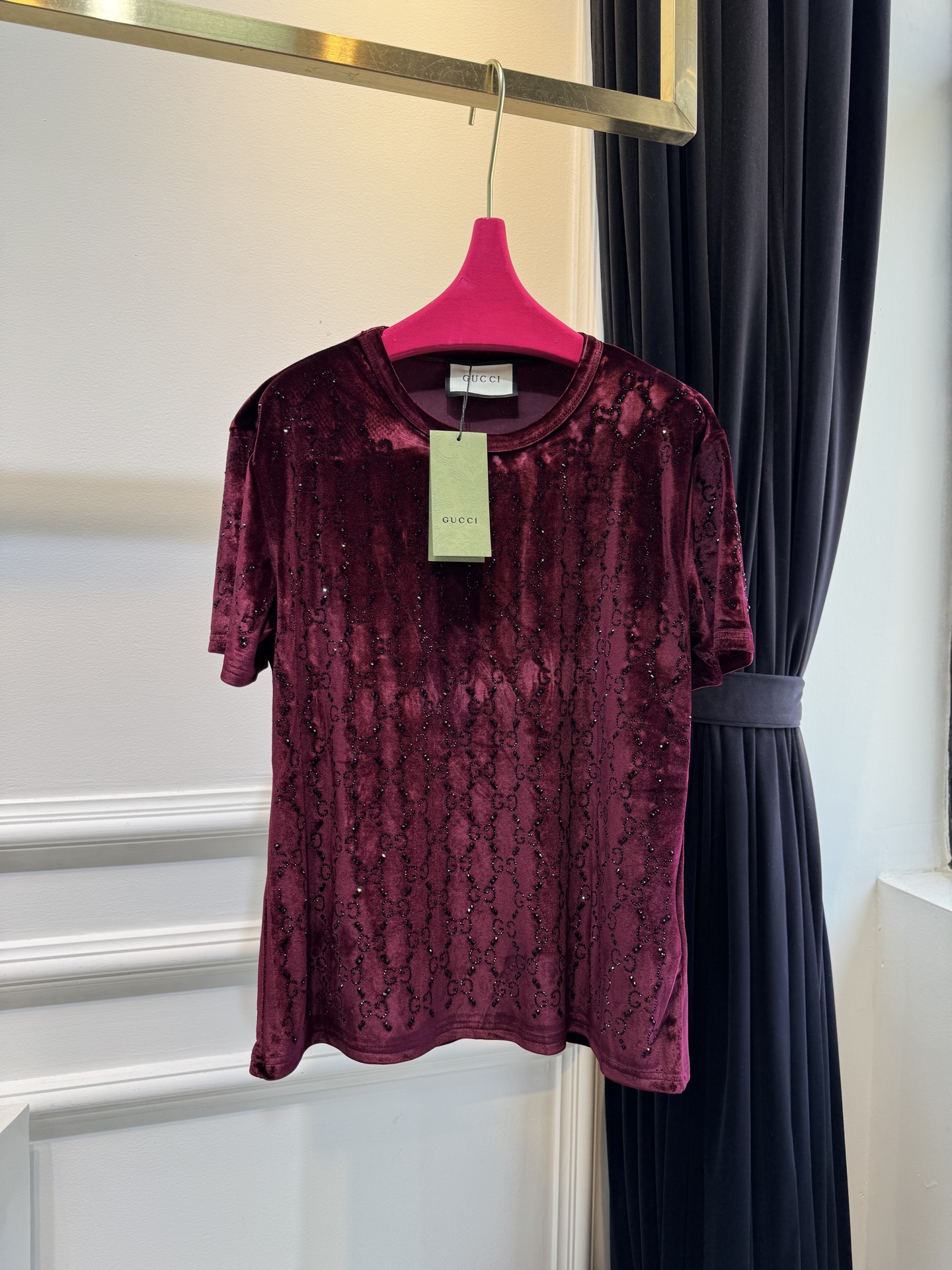 Gucc* GG烫钻短袖T恤，丝绒（天鹅绒）触感柔软顺滑，自带光泽感，兼具保暖性与高级质感。全身满铺双G