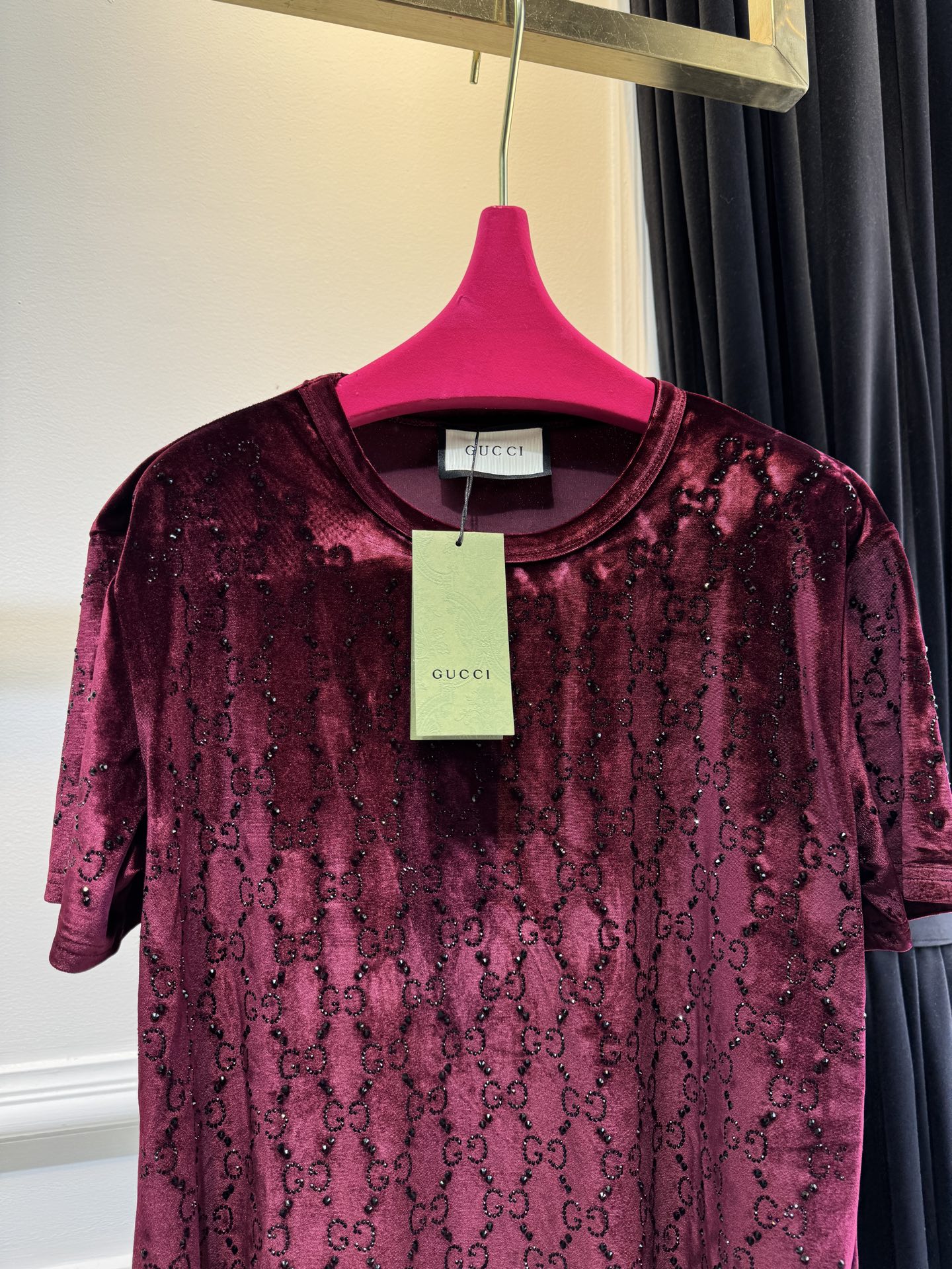 Gucc* GG烫钻短袖T恤，丝绒（天鹅绒）触感柔软顺滑，自带光泽感，兼具保暖性与高级质感。全身满铺双G