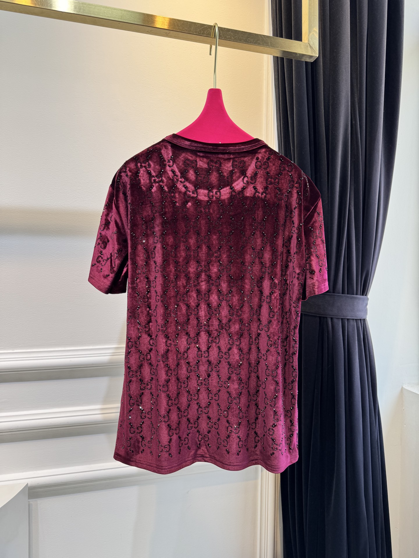 Gucc* GG烫钻短袖T恤，丝绒（天鹅绒）触感柔软顺滑，自带光泽感，兼具保暖性与高级质感。全身满铺双G