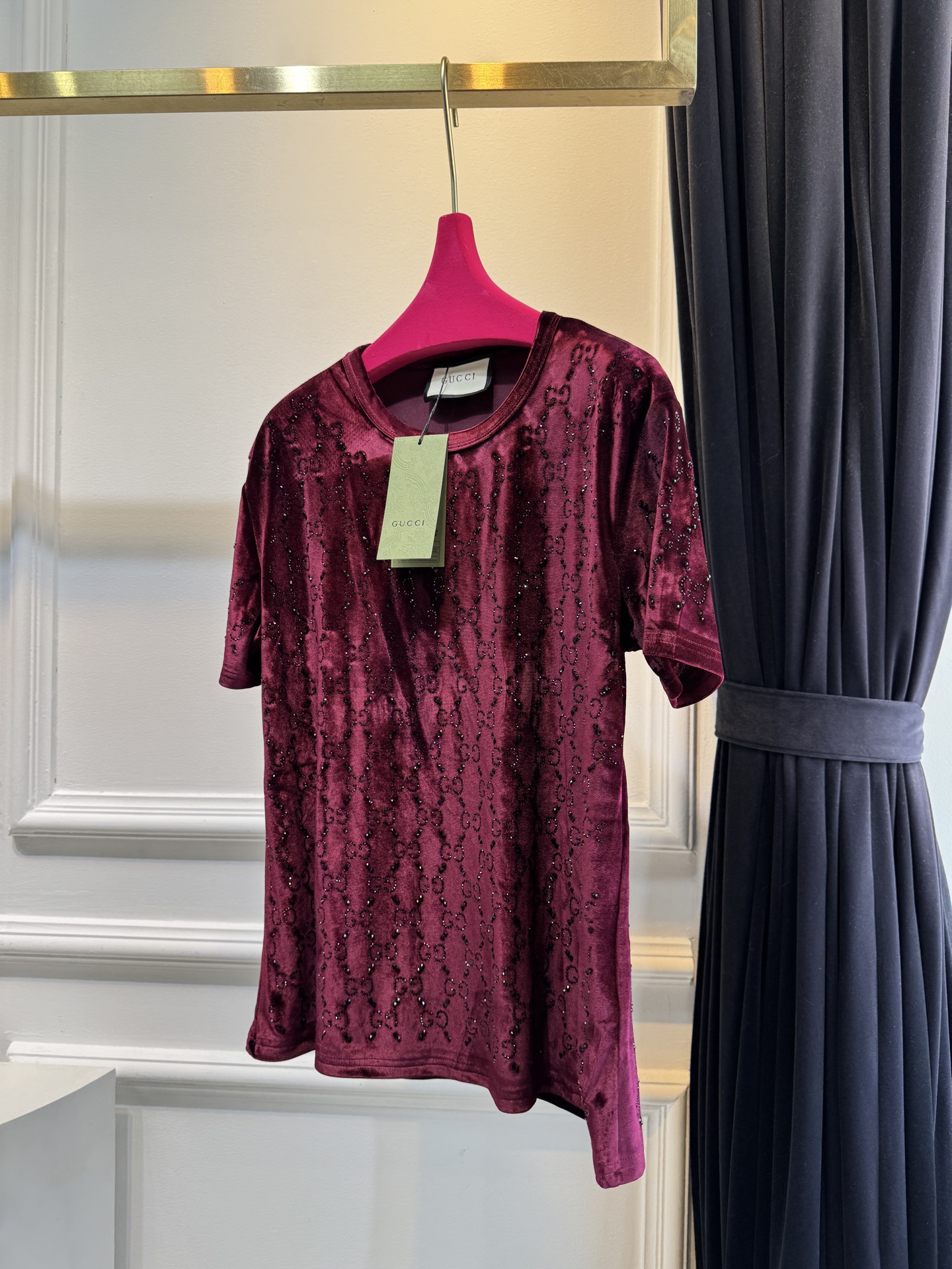 Gucc* GG烫钻短袖T恤，丝绒（天鹅绒）触感柔软顺滑，自带光泽感，兼具保暖性与高级质感。全身满铺双G