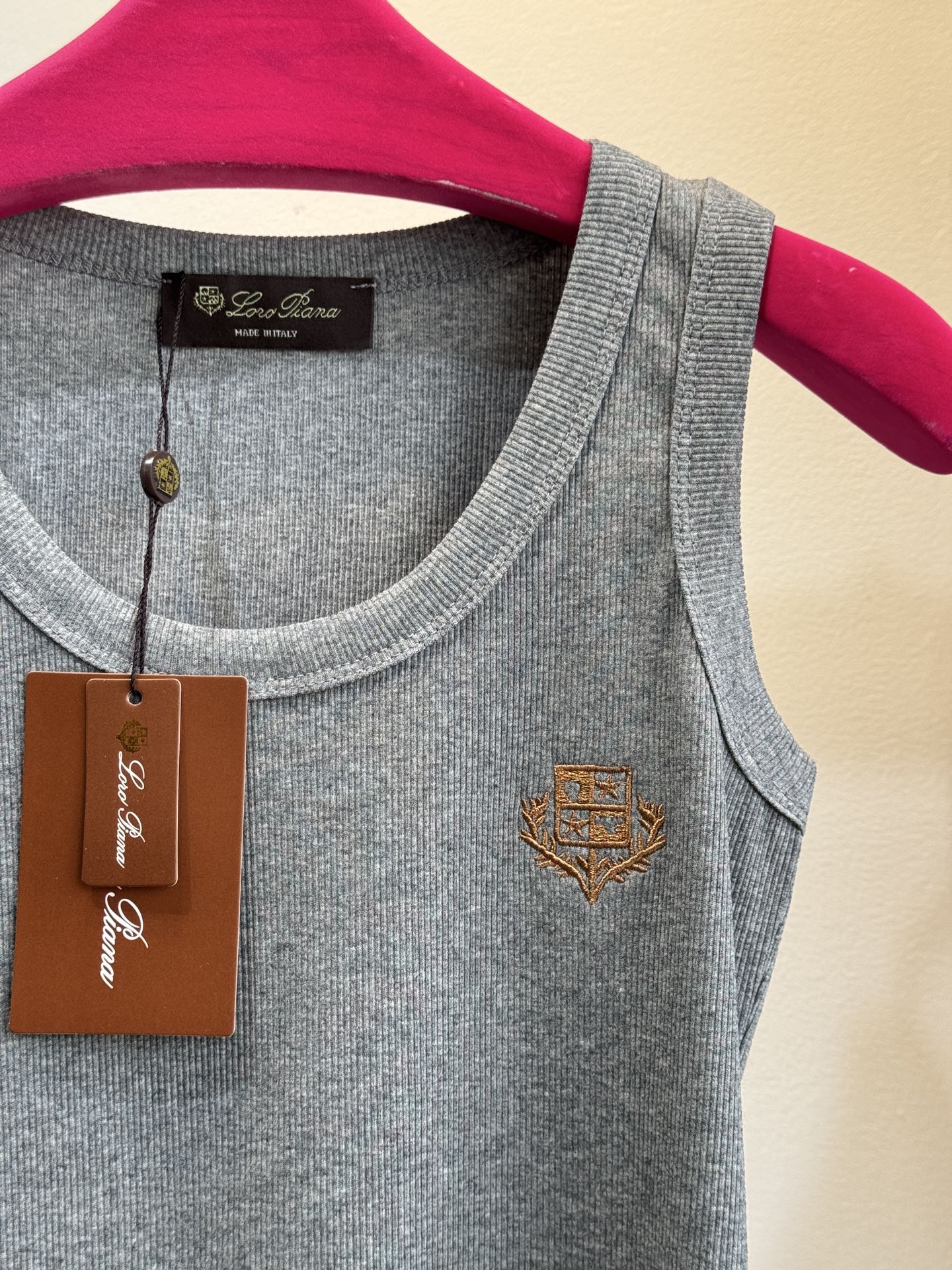 Loro Piana罗纹背心采用高弹罗纹针织面料，贴身舒适且不易变形，修身剪裁能贴合身形，适合作为内搭或