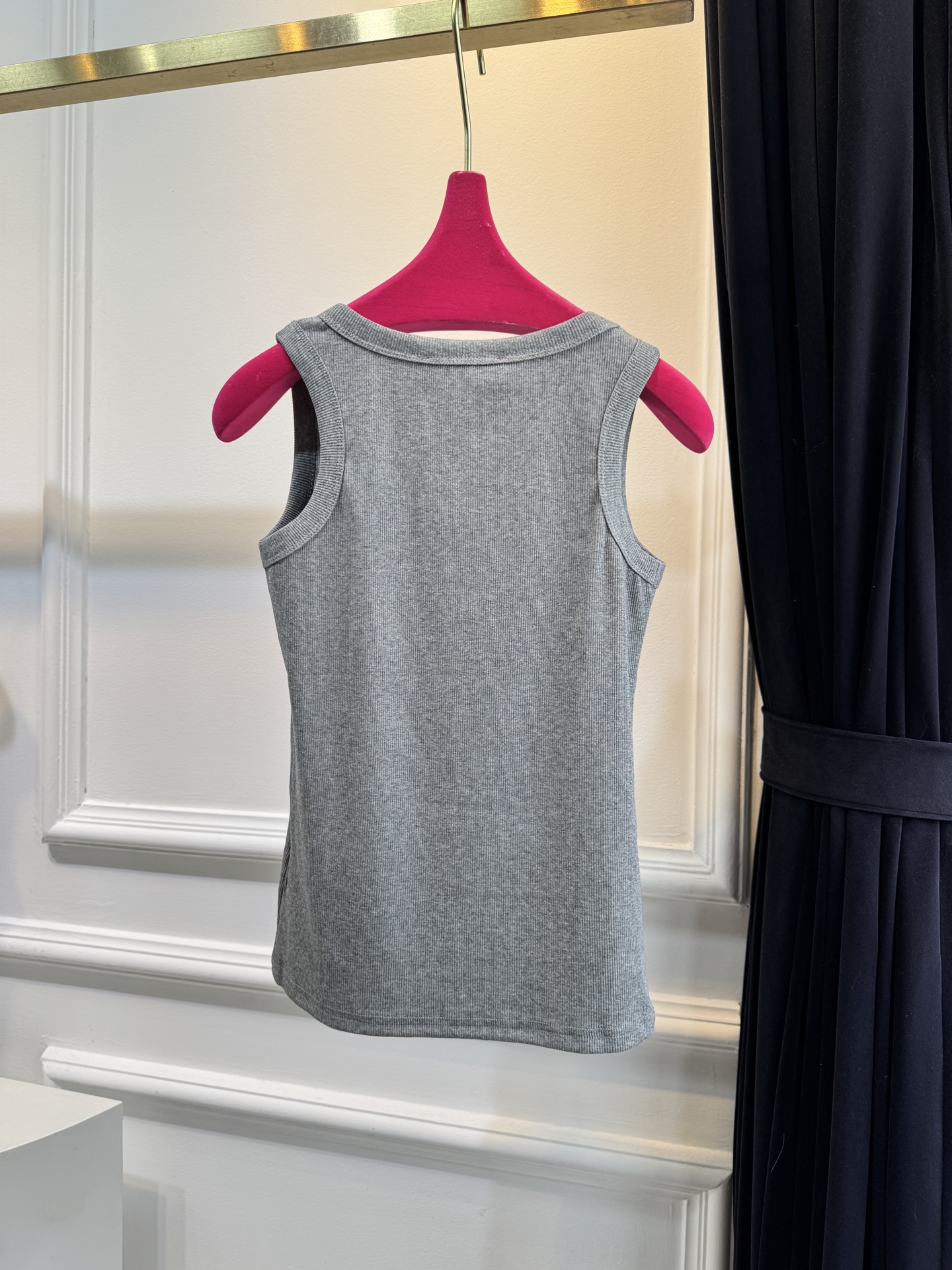 Loro Piana罗纹背心采用高弹罗纹针织面料，贴身舒适且不易变形，修身剪裁能贴合身形，适合作为内搭或