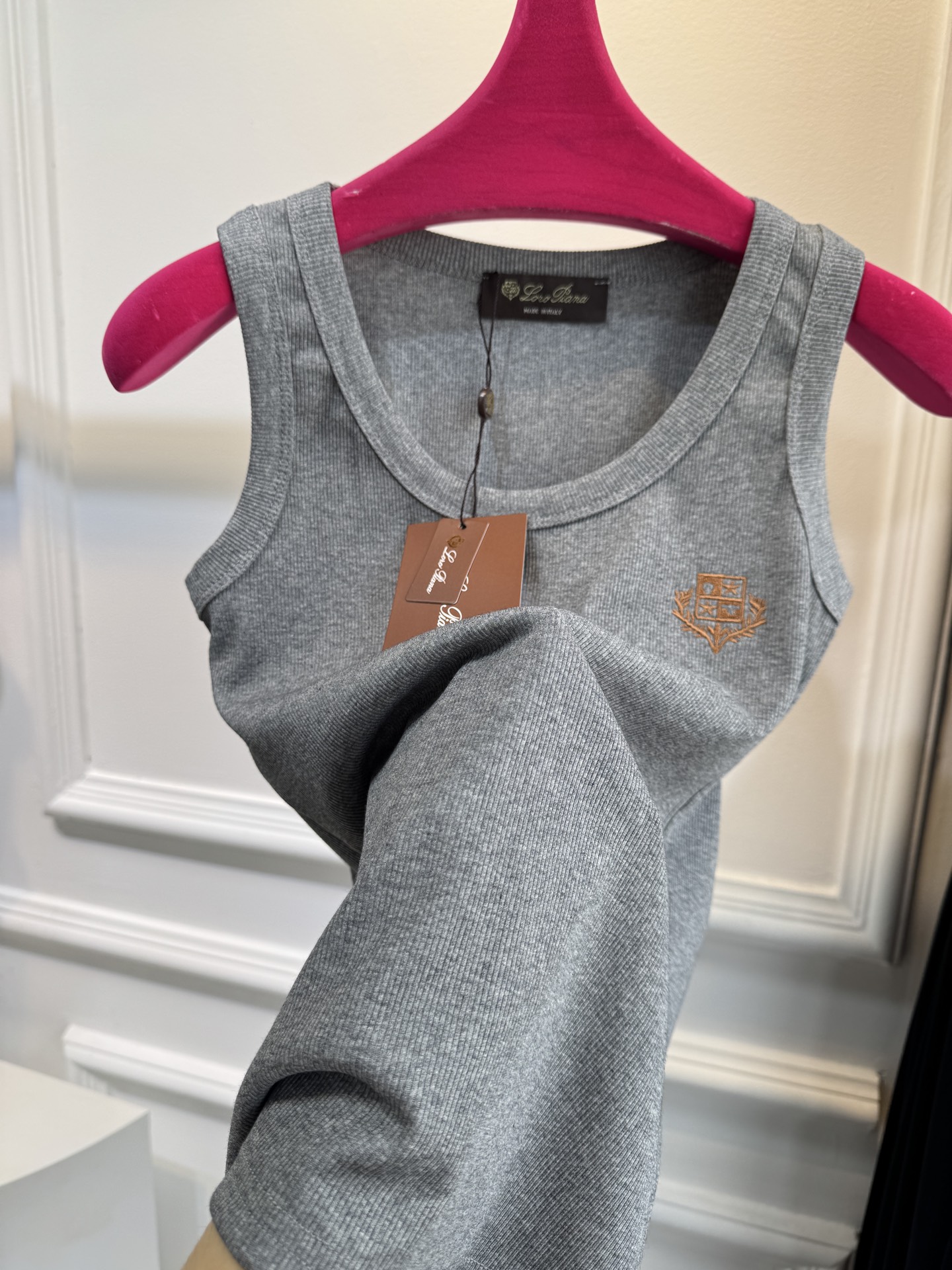 Loro Piana罗纹背心采用高弹罗纹针织面料，贴身舒适且不易变形，修身剪裁能贴合身形，适合作为内搭或