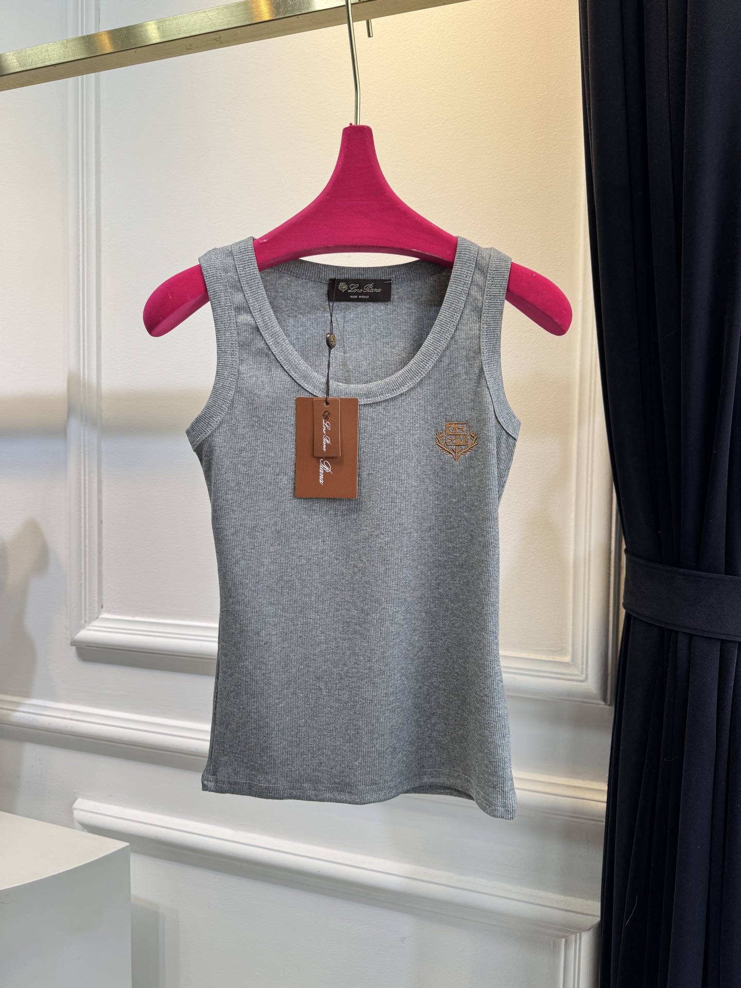 Loro Piana罗纹背心采用高弹罗纹针织面料，贴身舒适且不易变形，修身剪裁能贴合身形，适合作为内搭或