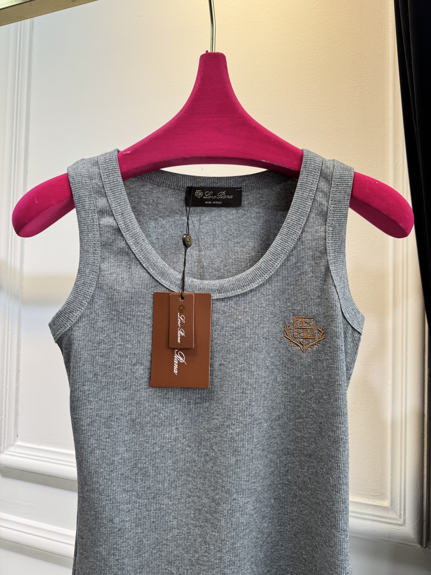 Loro Piana罗纹背心采用高弹罗纹针织面料，贴身舒适且不易变形，修身剪裁能贴合身形，适合作为内搭或