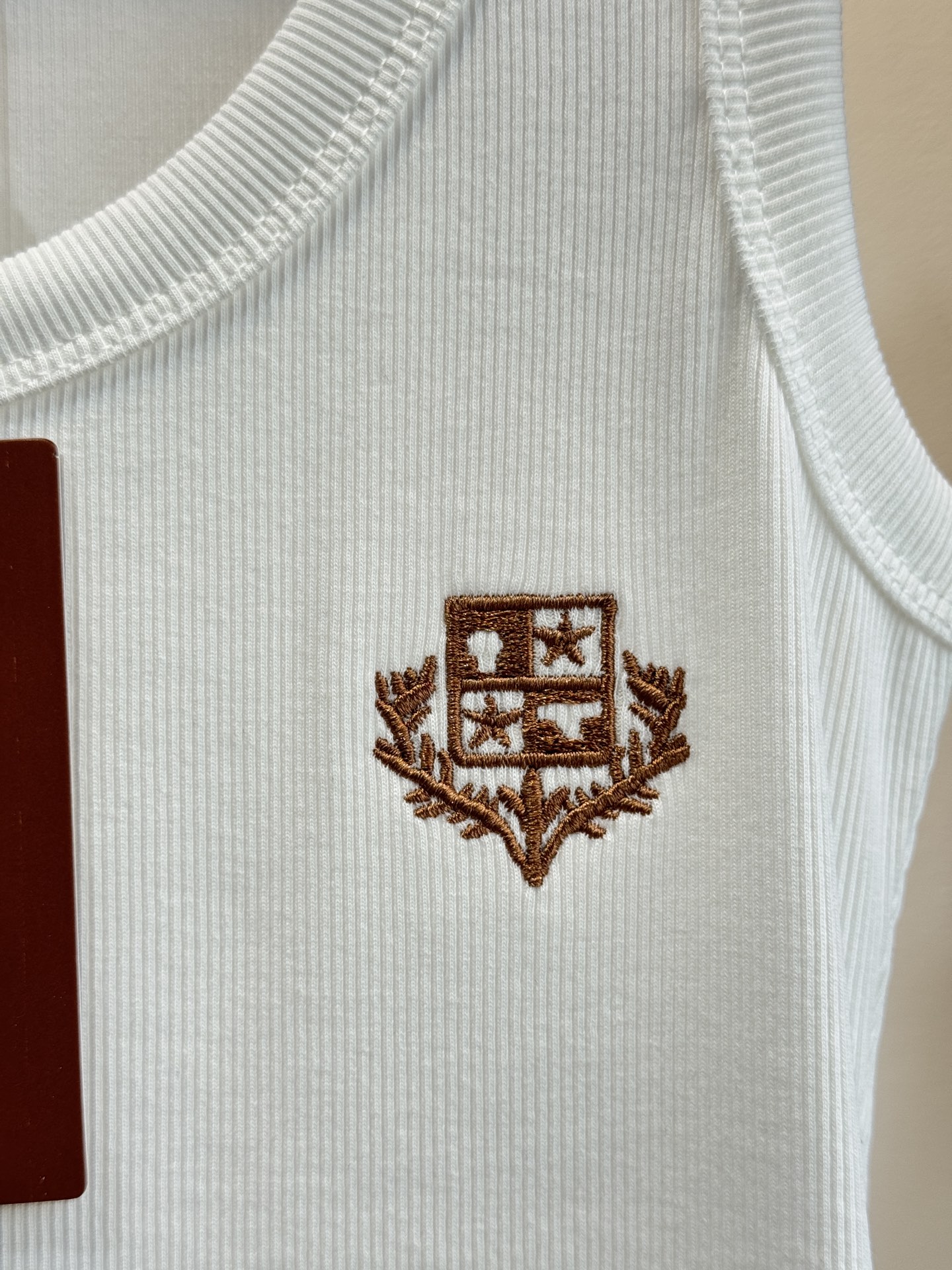 Loro Piana罗纹背心采用高弹罗纹针织面料，贴身舒适且不易变形，修身剪裁能贴合身形，适合作为内搭或