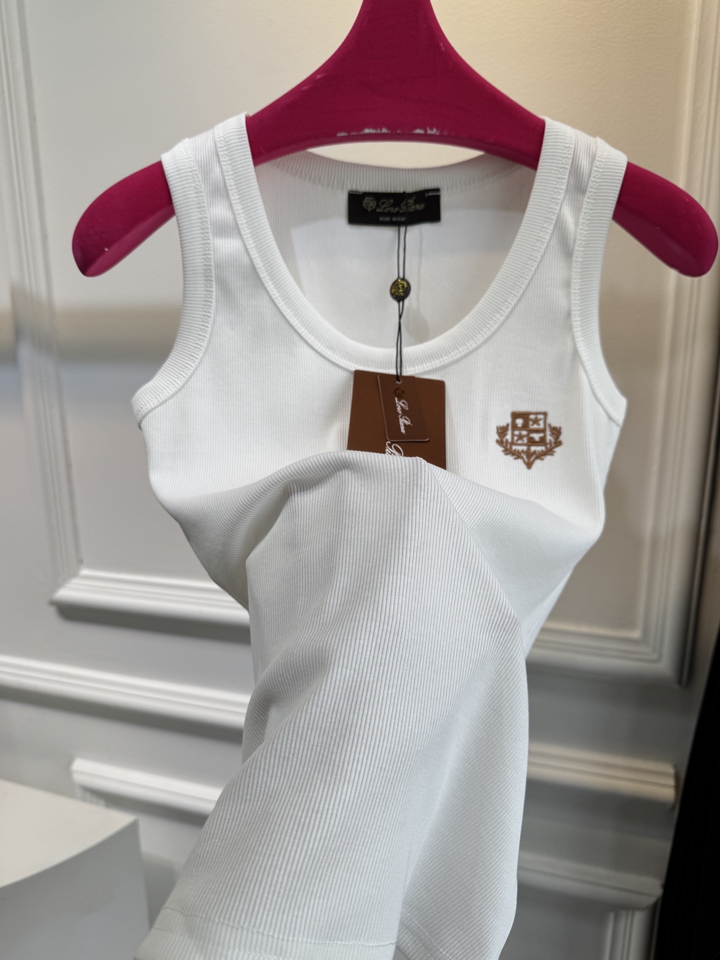 Loro Piana罗纹背心采用高弹罗纹针织面料，贴身舒适且不易变形，修身剪裁能贴合身形，适合作为内搭或