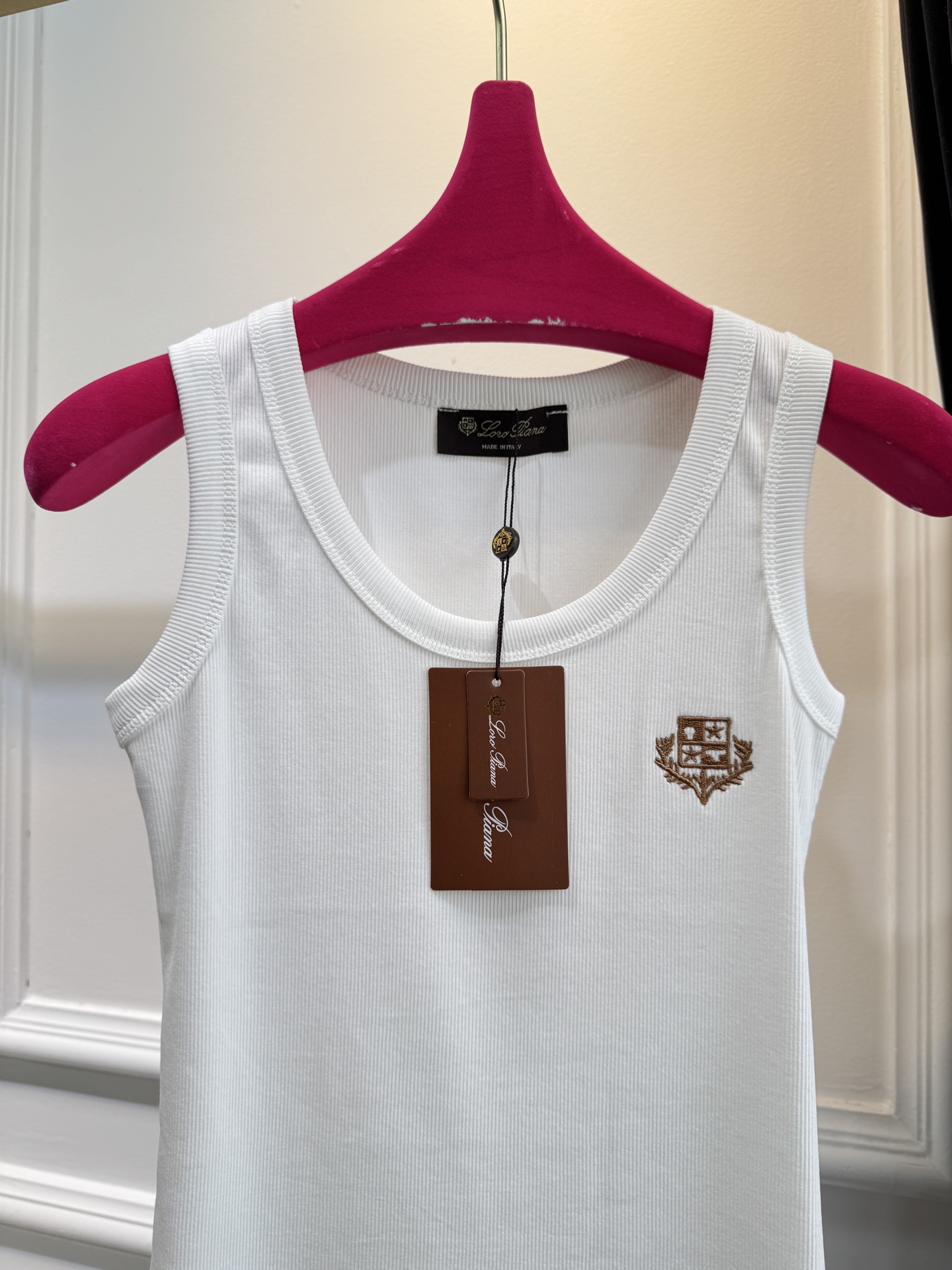 Loro Piana罗纹背心采用高弹罗纹针织面料，贴身舒适且不易变形，修身剪裁能贴合身形，适合作为内搭或