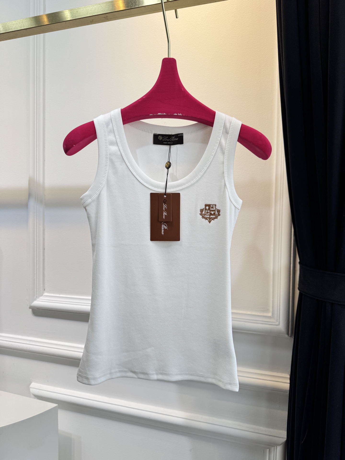 Loro Piana罗纹背心采用高弹罗纹针织面料，贴身舒适且不易变形，修身剪裁能贴合身形，适合作为内搭或