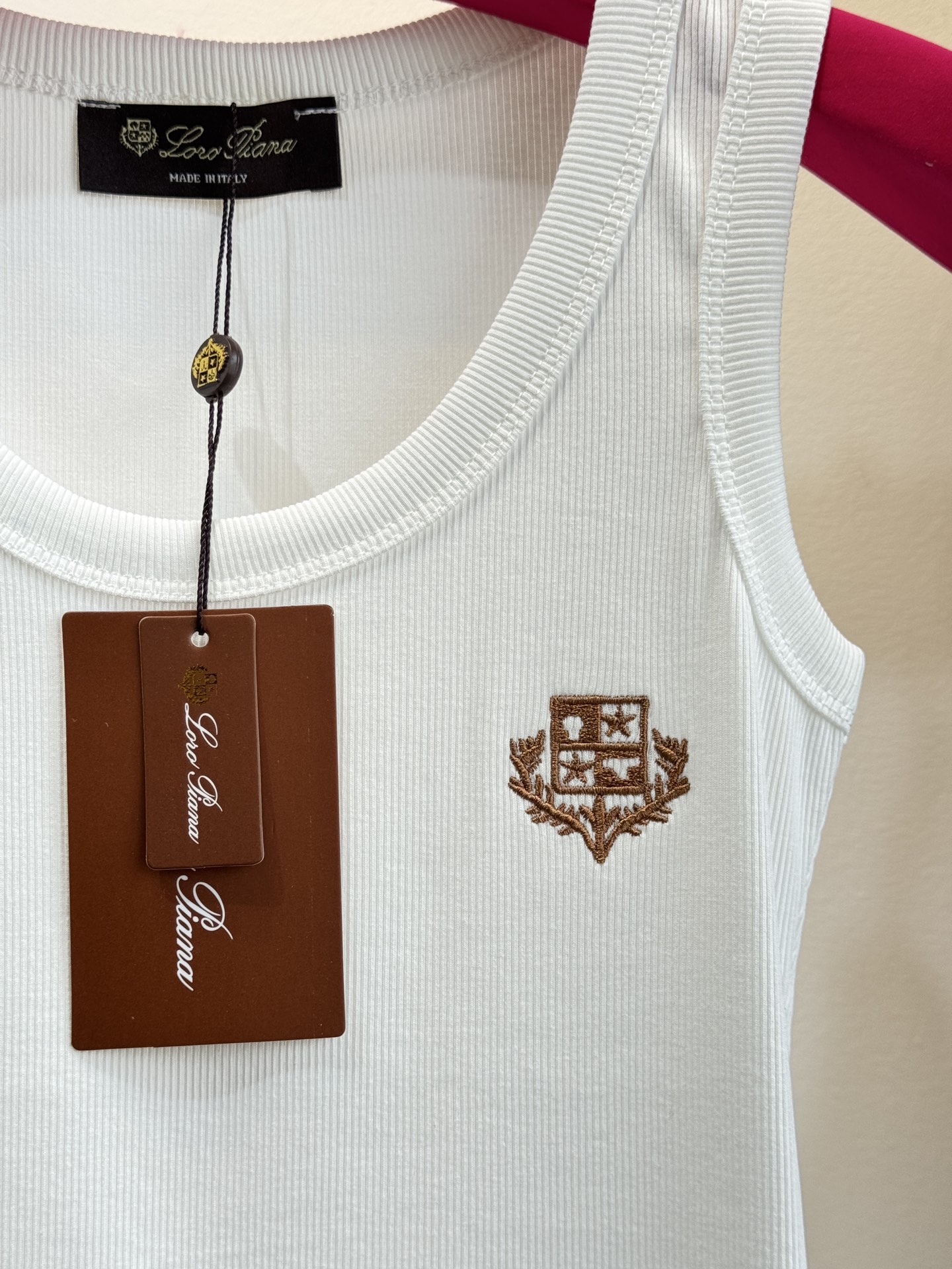 Loro Piana罗纹背心采用高弹罗纹针织面料，贴身舒适且不易变形，修身剪裁能贴合身形，适合作为内搭或