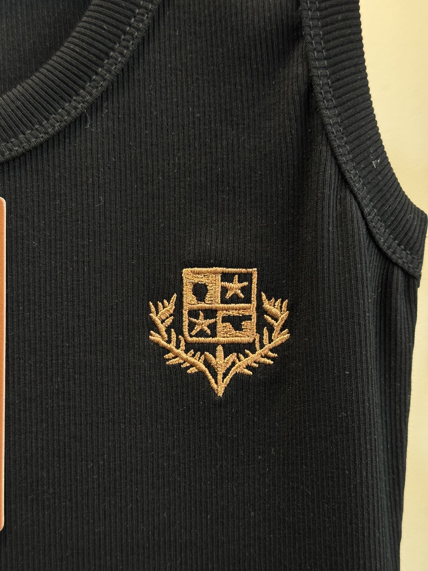 Loro Piana罗纹背心采用高弹罗纹针织面料，贴身舒适且不易变形，修身剪裁能贴合身形，适合作为内搭或