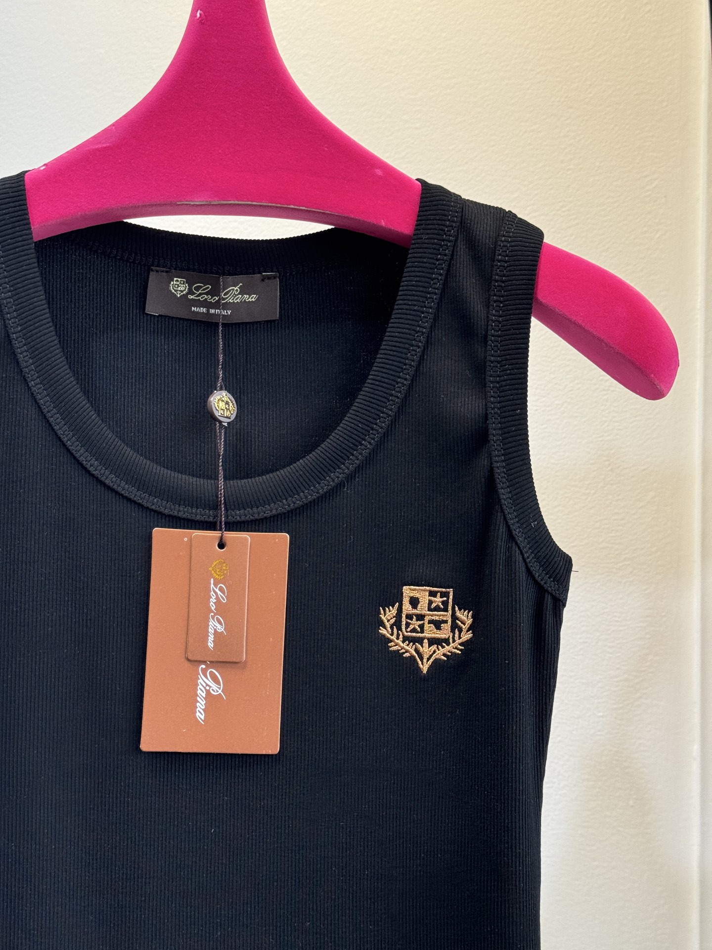 Loro Piana罗纹背心采用高弹罗纹针织面料，贴身舒适且不易变形，修身剪裁能贴合身形，适合作为内搭或