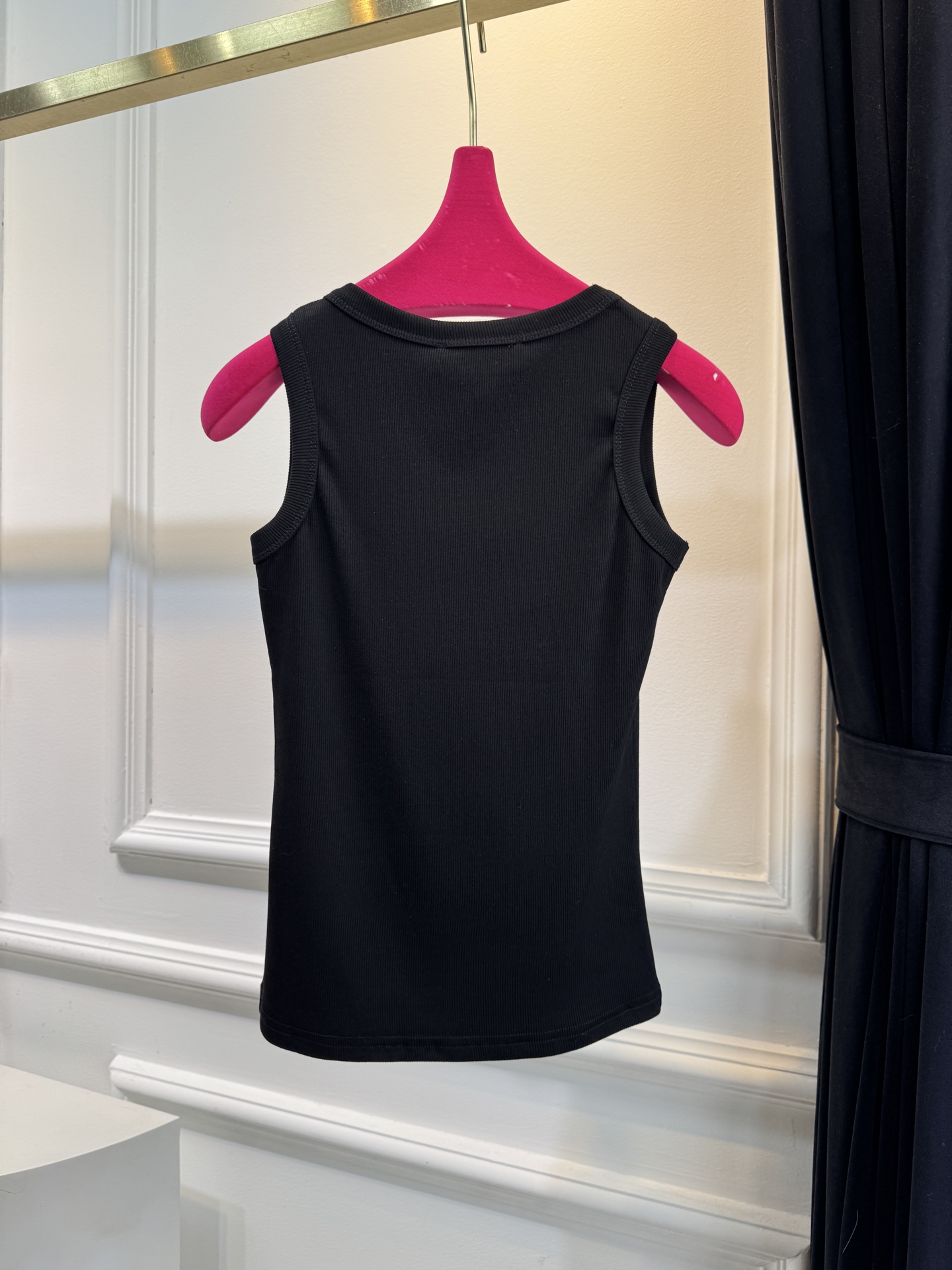 Loro Piana罗纹背心采用高弹罗纹针织面料，贴身舒适且不易变形，修身剪裁能贴合身形，适合作为内搭或