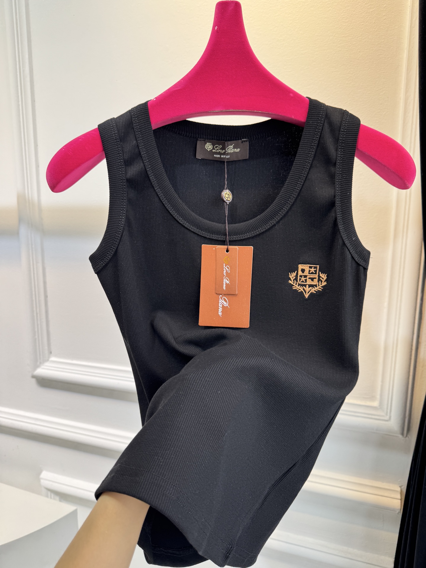 Loro Piana罗纹背心采用高弹罗纹针织面料，贴身舒适且不易变形，修身剪裁能贴合身形，适合作为内搭或