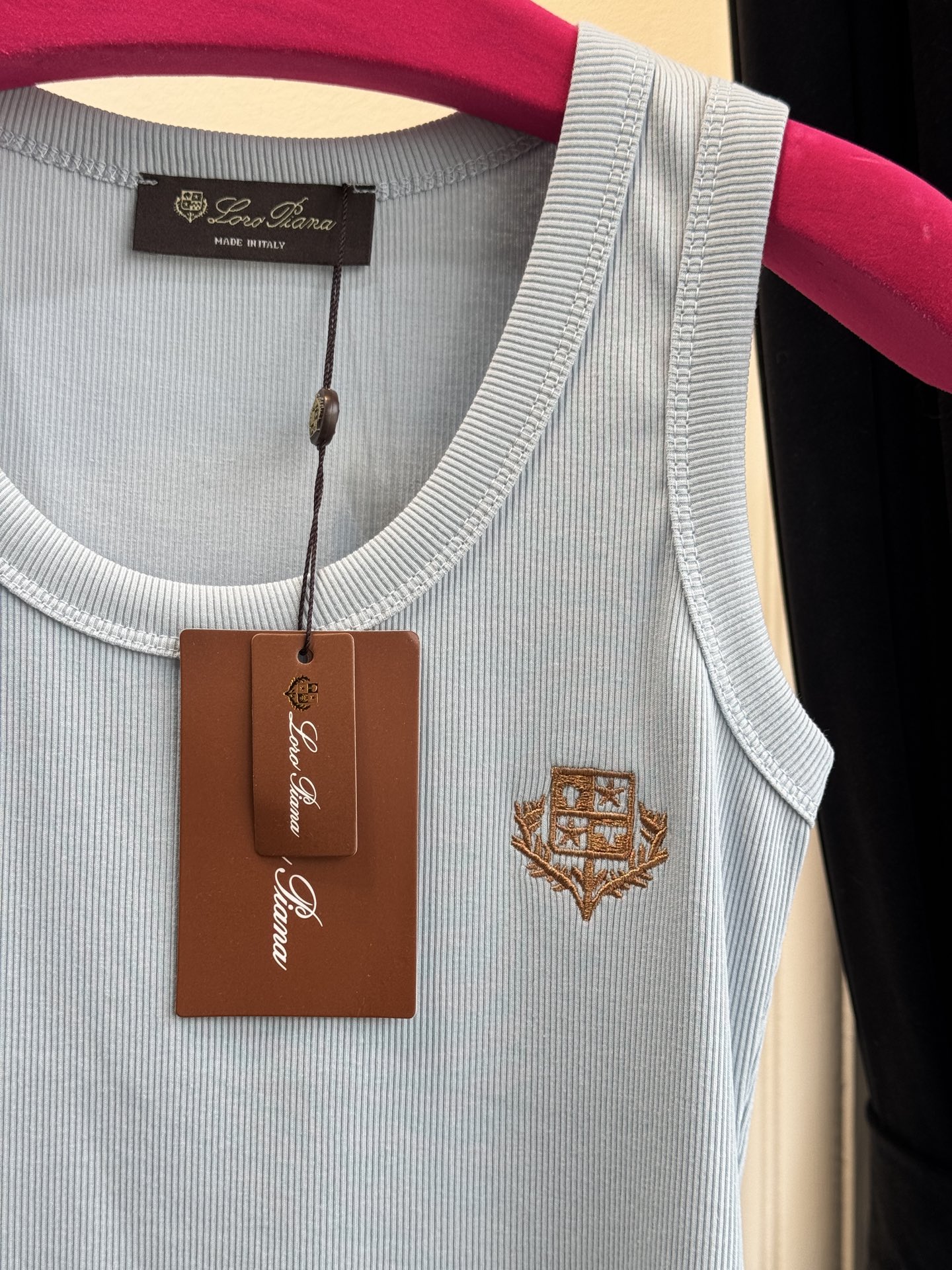 Loro Piana罗纹背心采用高弹罗纹针织面料，贴身舒适且不易变形，修身剪裁能贴合身形，适合作为内搭或