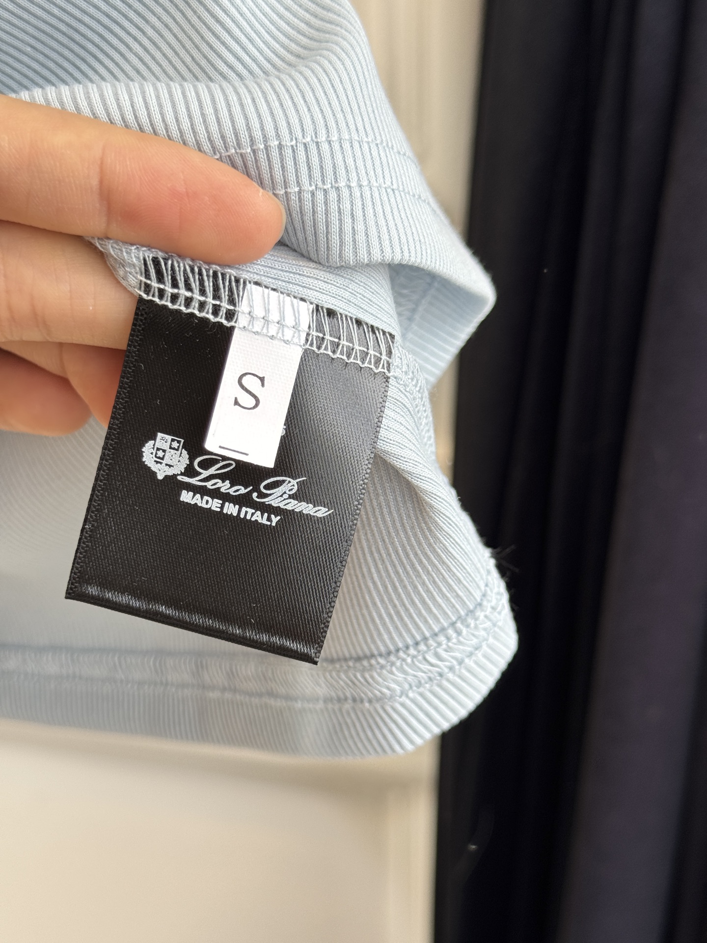 Loro Piana罗纹背心采用高弹罗纹针织面料，贴身舒适且不易变形，修身剪裁能贴合身形，适合作为内搭或