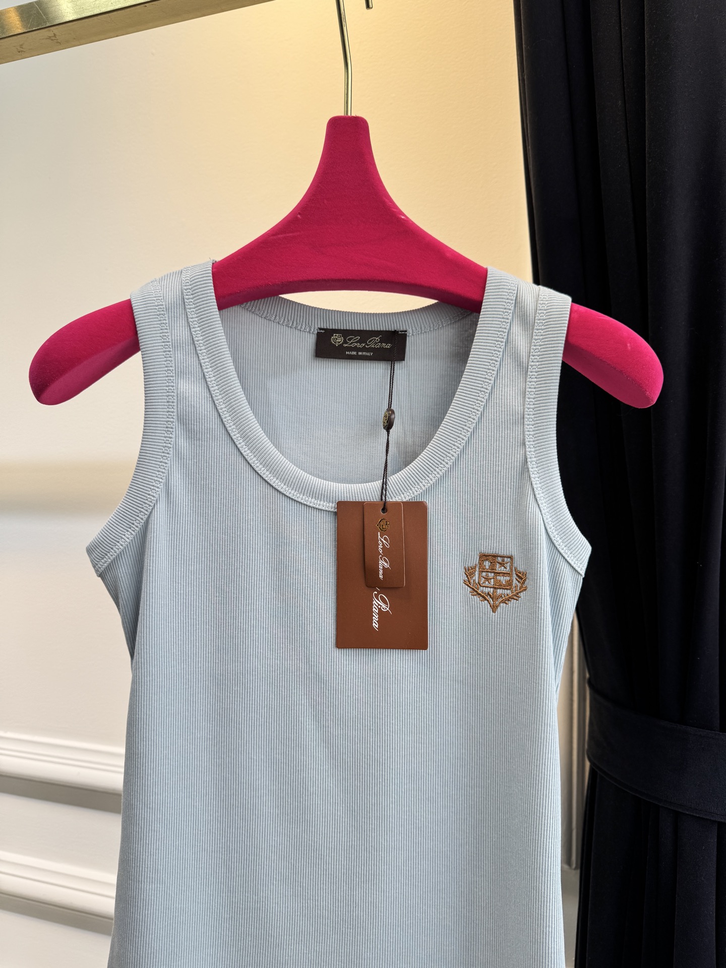 Loro Piana罗纹背心采用高弹罗纹针织面料，贴身舒适且不易变形，修身剪裁能贴合身形，适合作为内搭或