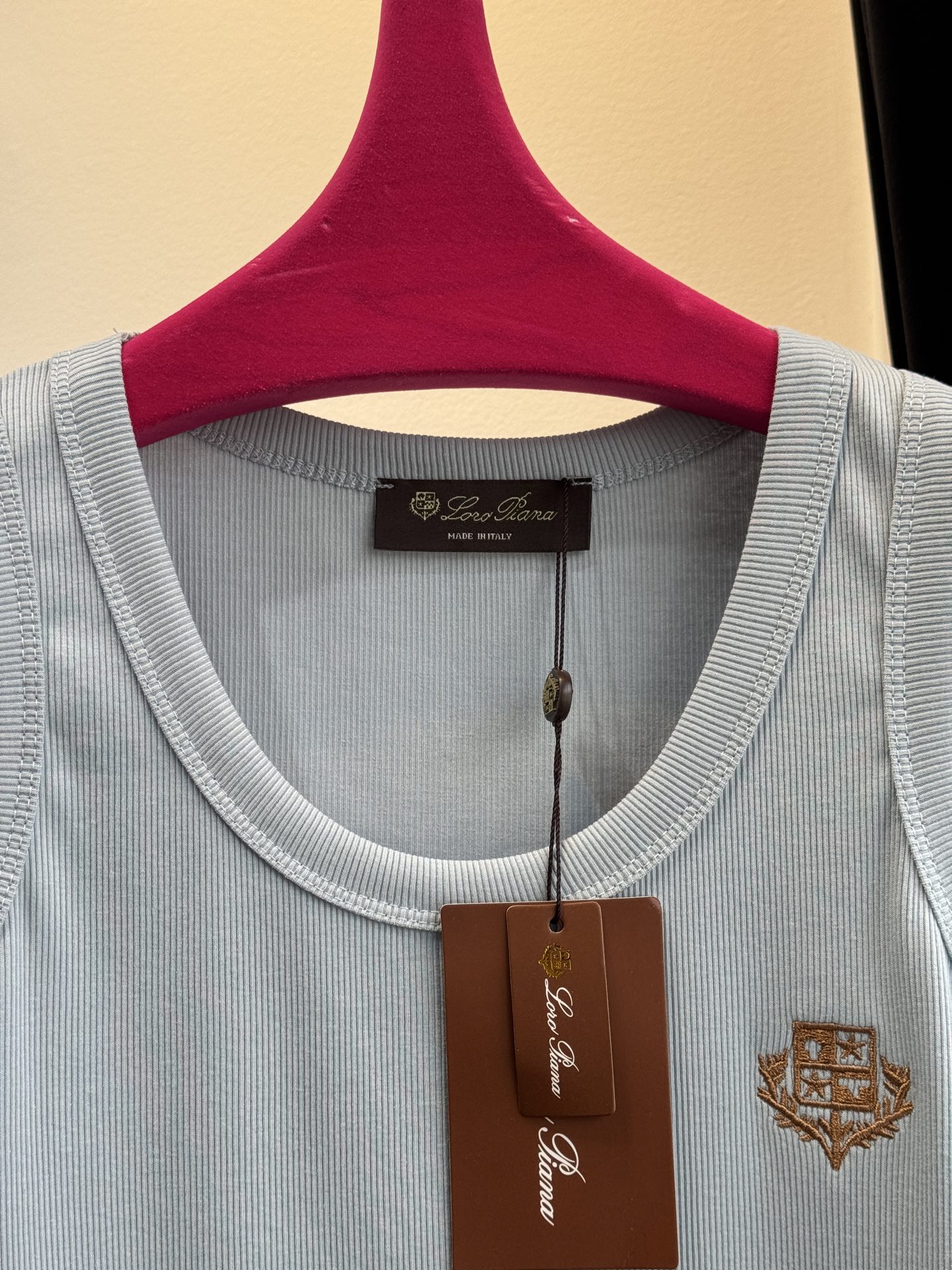 Loro Piana罗纹背心采用高弹罗纹针织面料，贴身舒适且不易变形，修身剪裁能贴合身形，适合作为内搭或