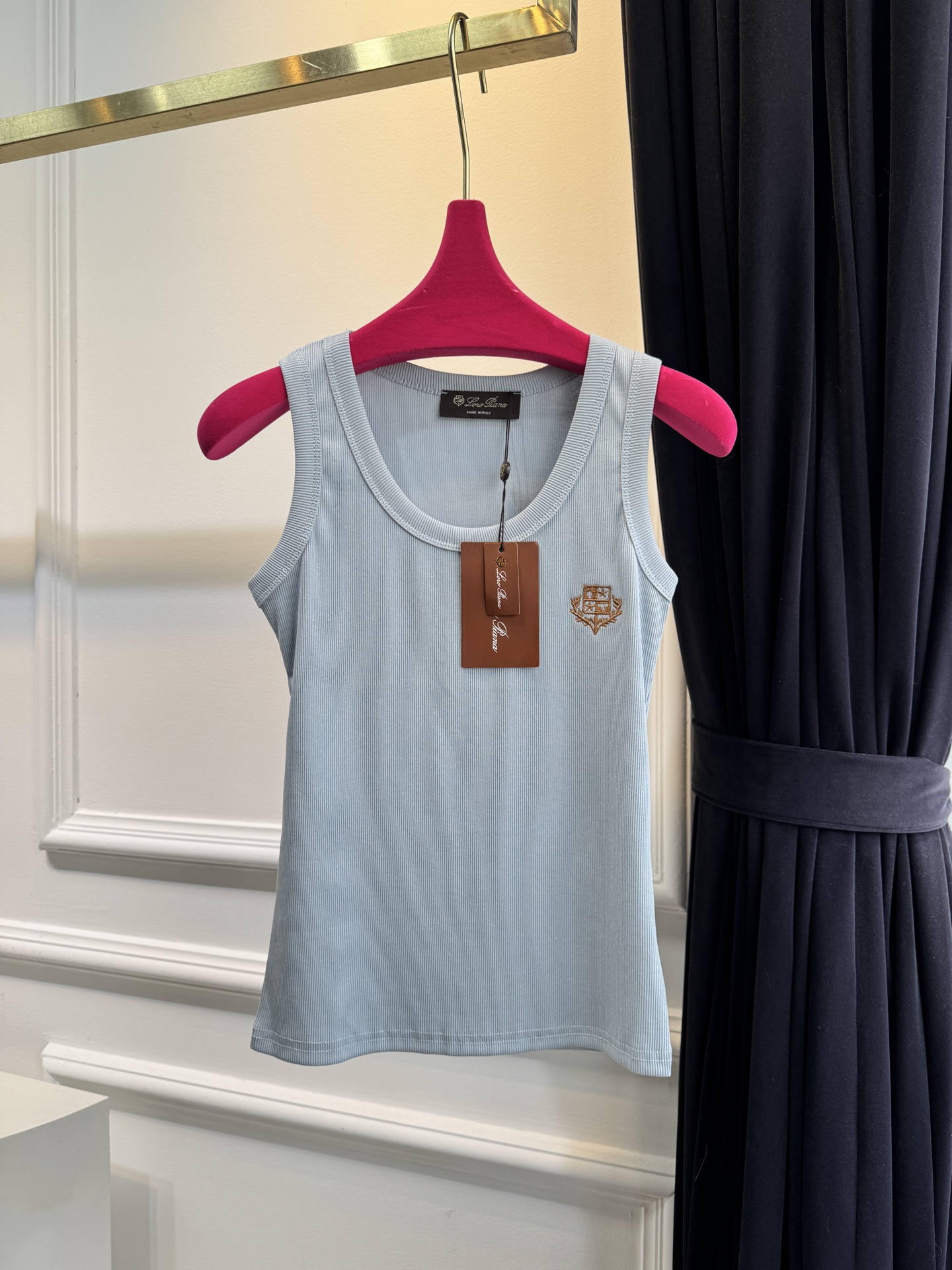 Loro Piana罗纹背心采用高弹罗纹针织面料，贴身舒适且不易变形，修身剪裁能贴合身形，适合作为内搭或