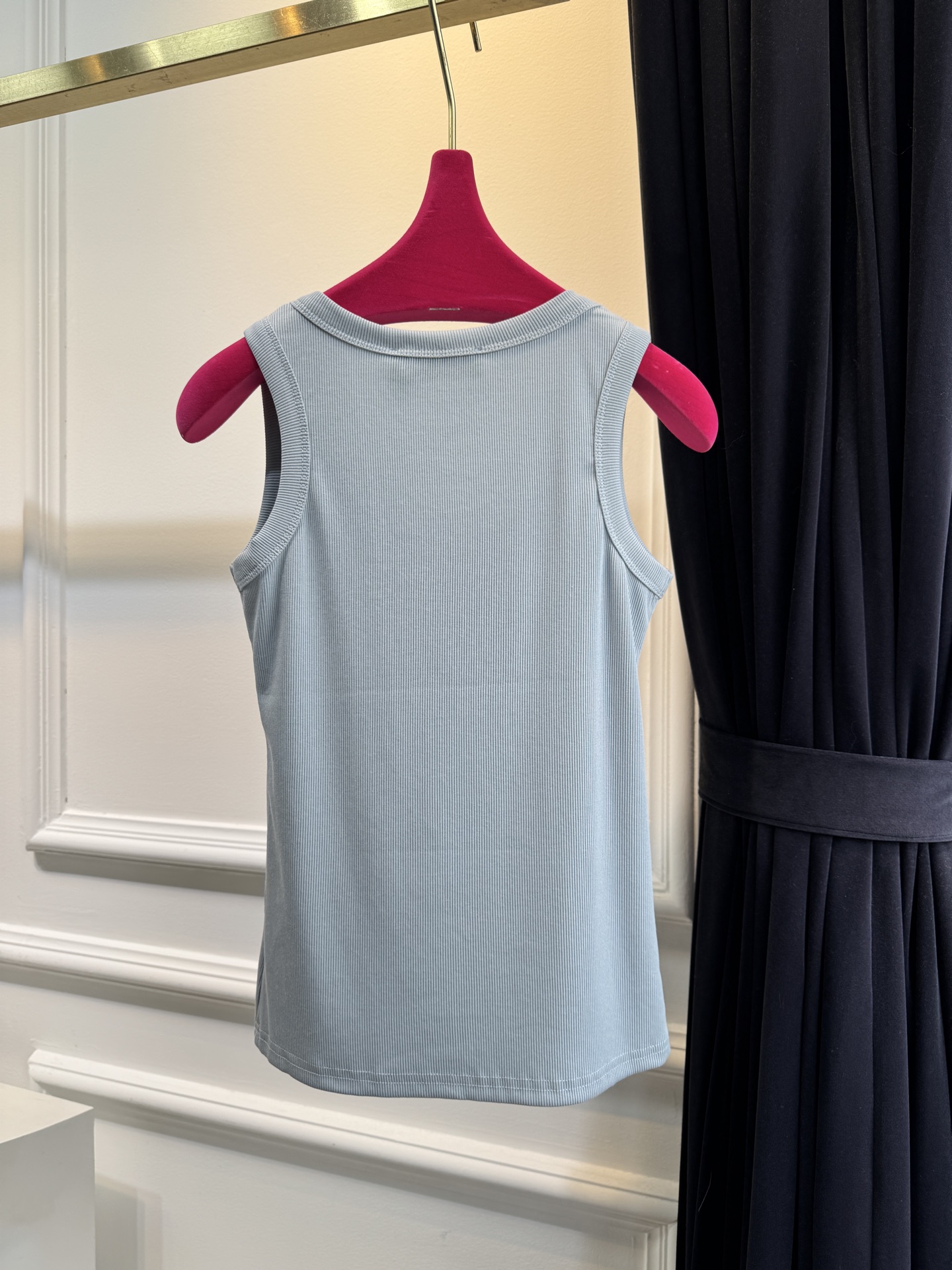 Loro Piana罗纹背心采用高弹罗纹针织面料，贴身舒适且不易变形，修身剪裁能贴合身形，适合作为内搭或