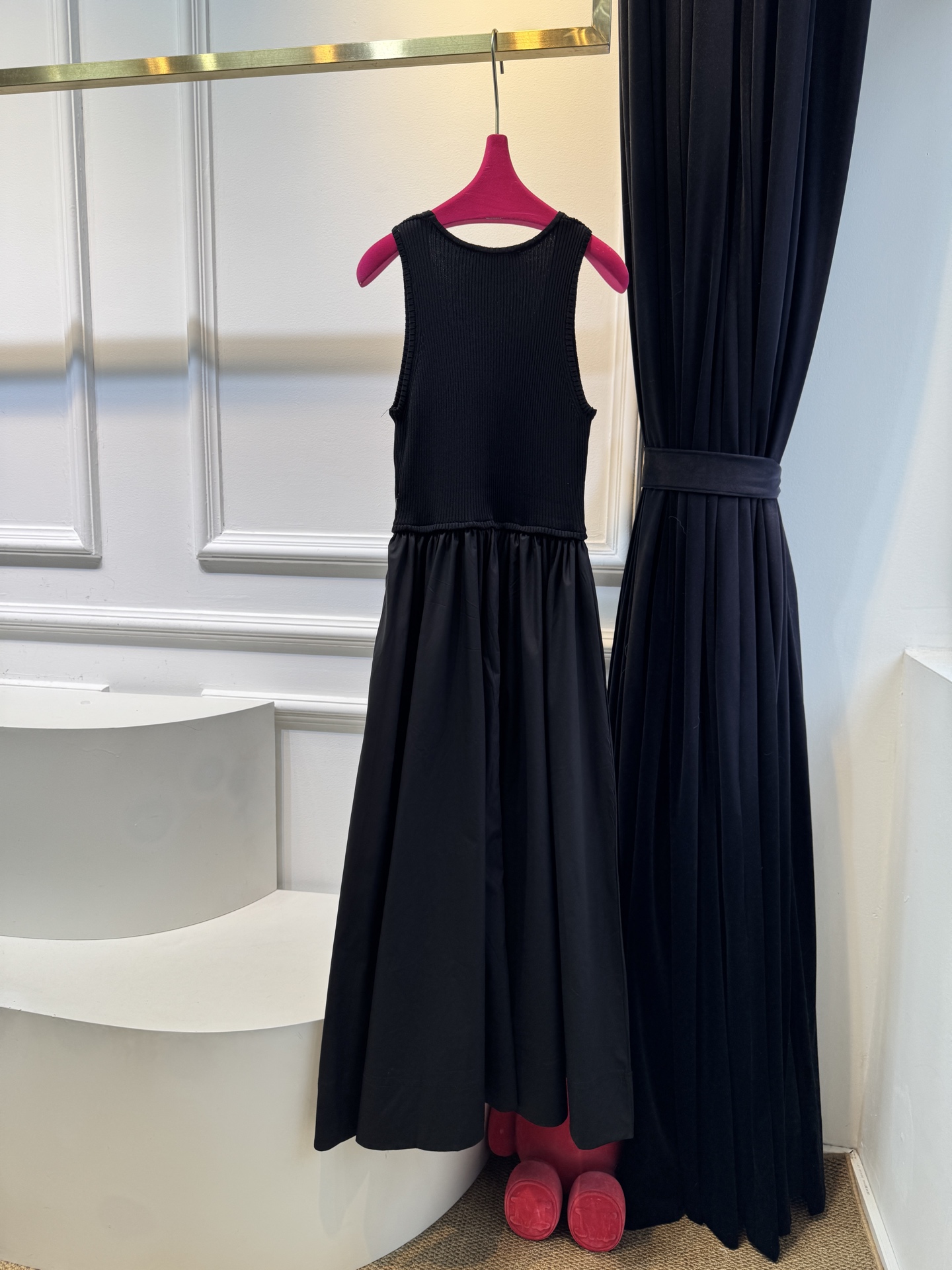 Zimm**法式拼接连衣裙府绸背心式连衣裙，源自我们的2025春季成衣系列ILLUMINATION。采用