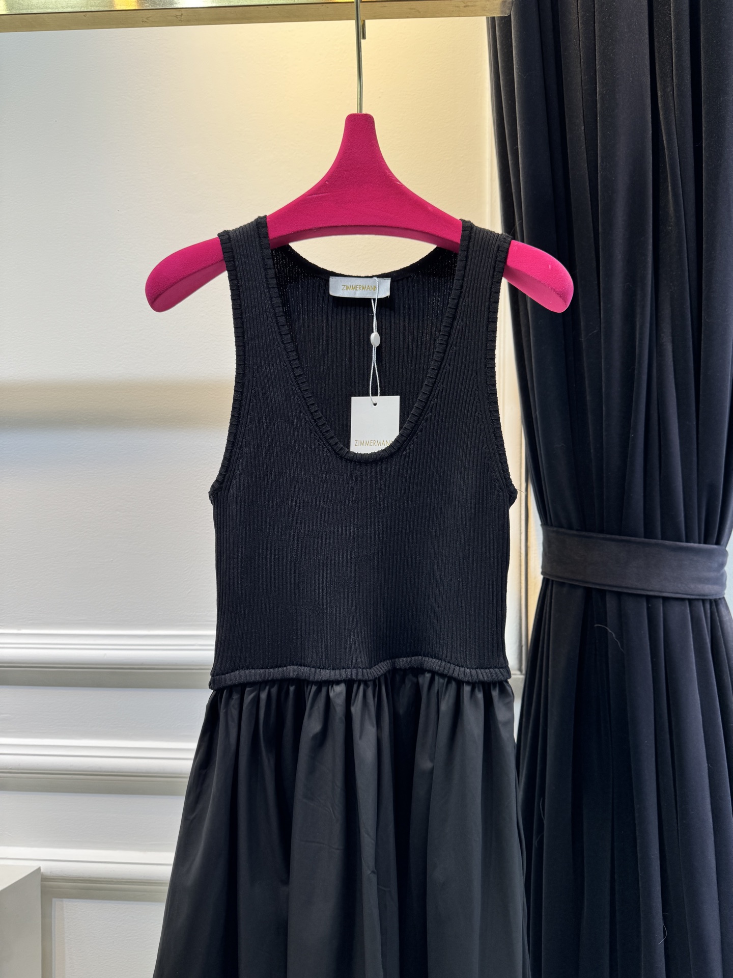 Zimm**法式拼接连衣裙府绸背心式连衣裙，源自我们的2025春季成衣系列ILLUMINATION。采用