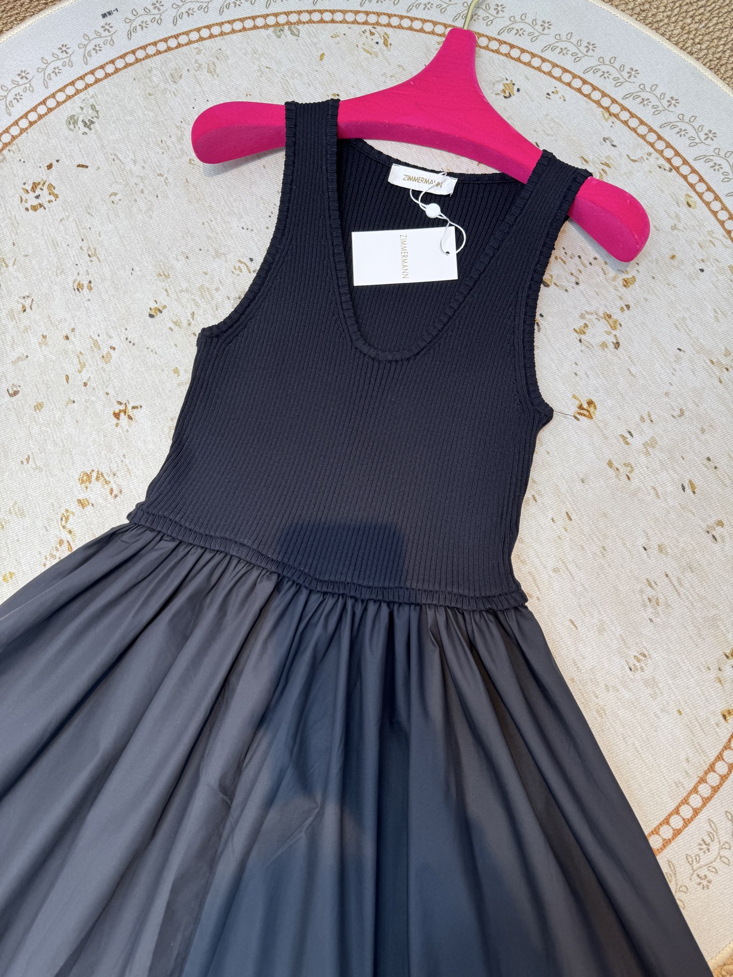 Zimm**法式拼接连衣裙府绸背心式连衣裙，源自我们的2025春季成衣系列ILLUMINATION。采用