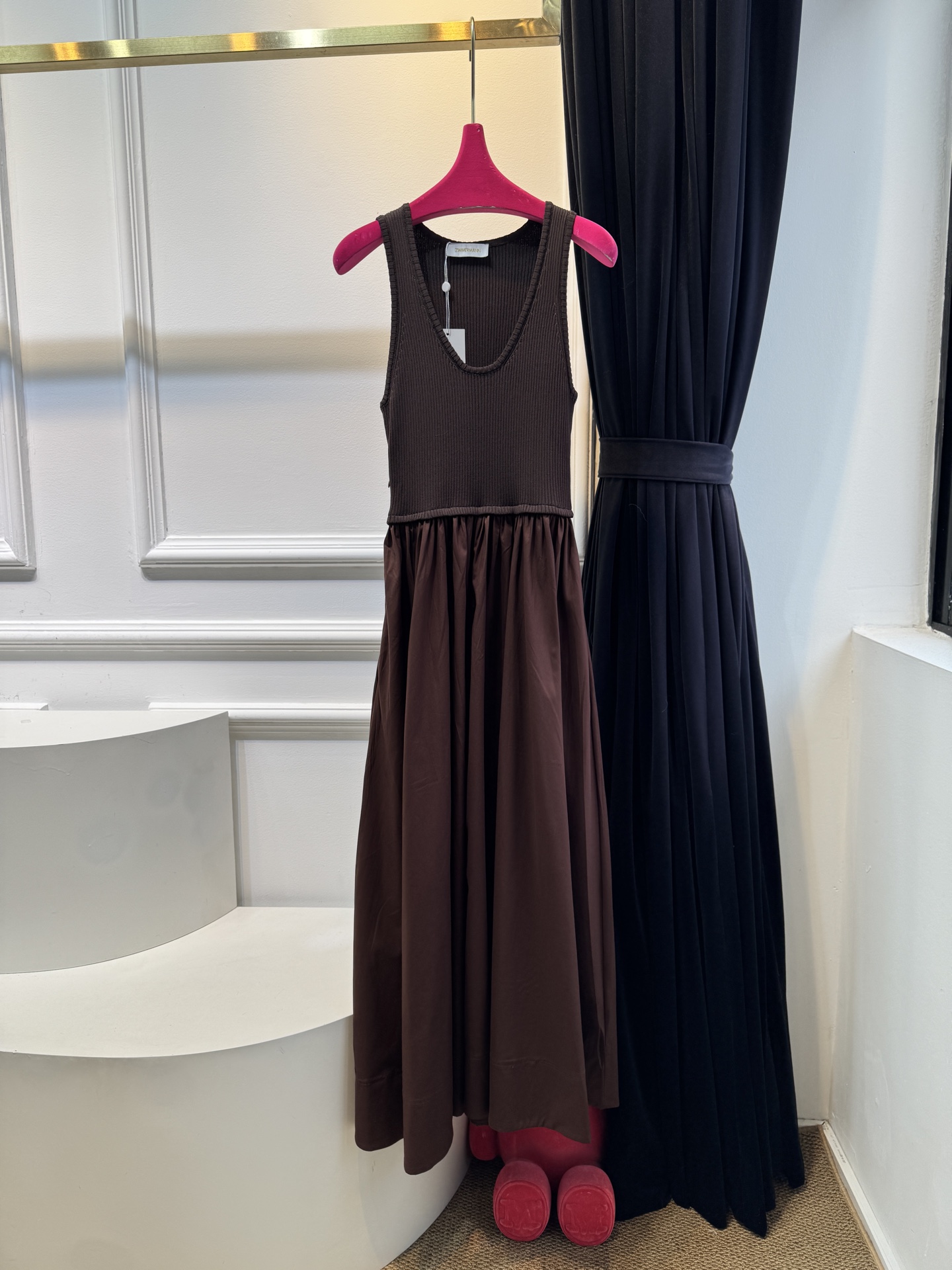 Zimm**法式拼接连衣裙府绸背心式连衣裙，源自我们的2025春季成衣系列ILLUMINATION。采用