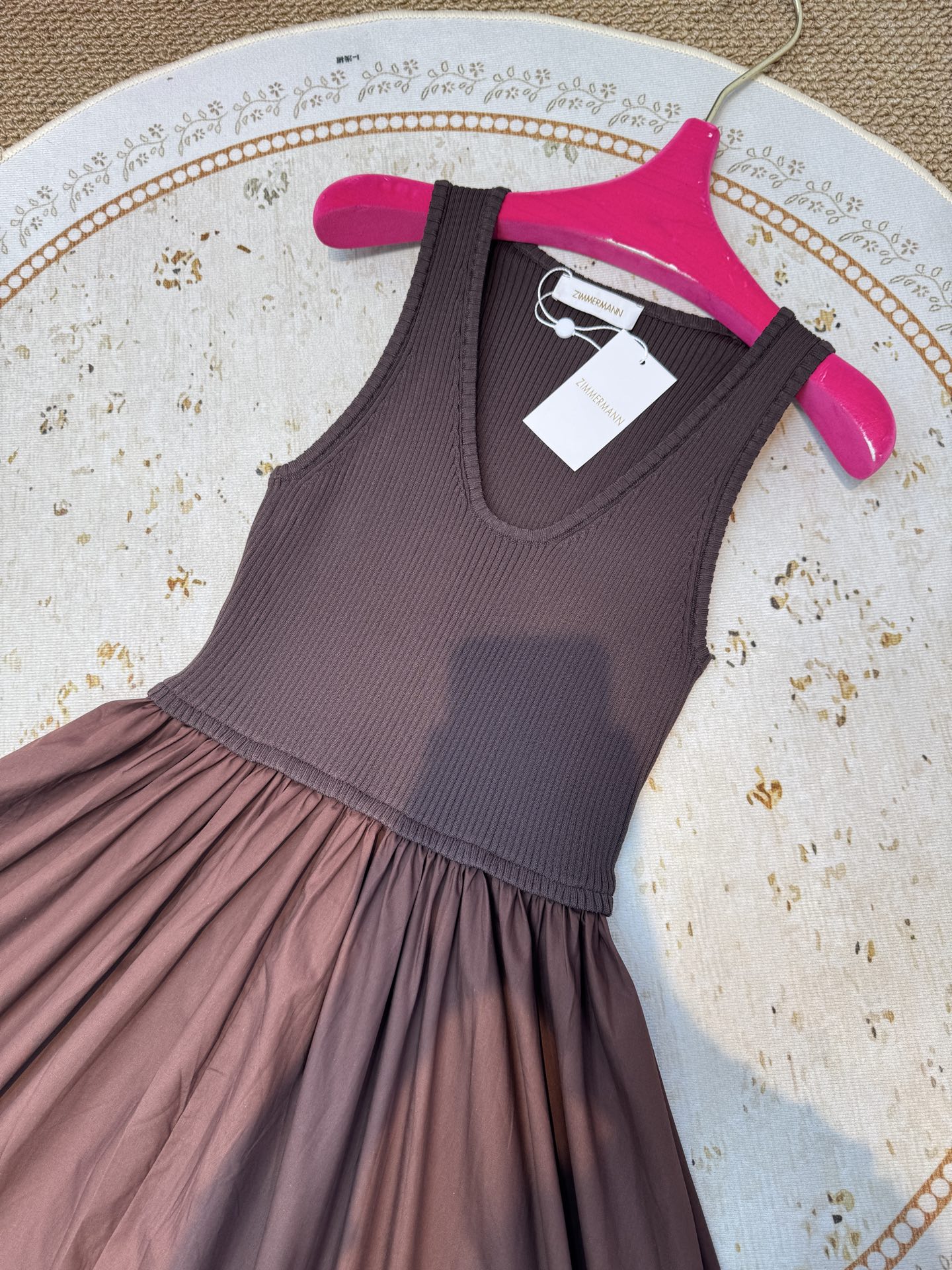 Zimm**法式拼接连衣裙府绸背心式连衣裙，源自我们的2025春季成衣系列ILLUMINATION。采用