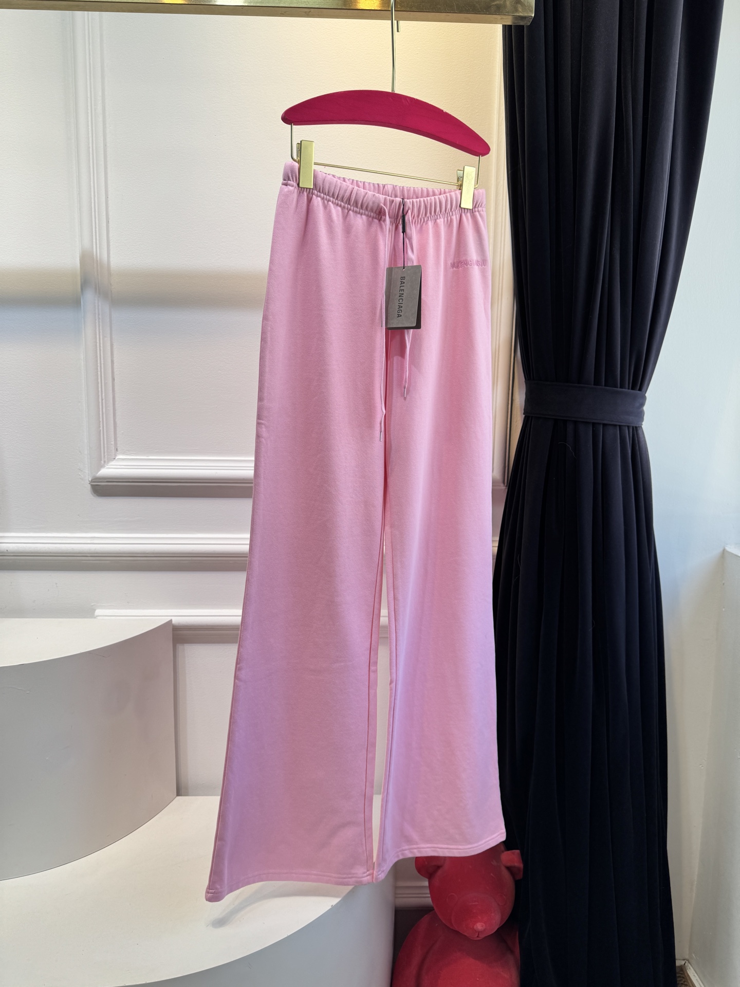 BLCG阔腿微喇休闲卫裤采用高腰+阔腿微喇的剪裁，裤型宽松垂坠，能修饰腿型，兼具舒适度与时尚感。使用10