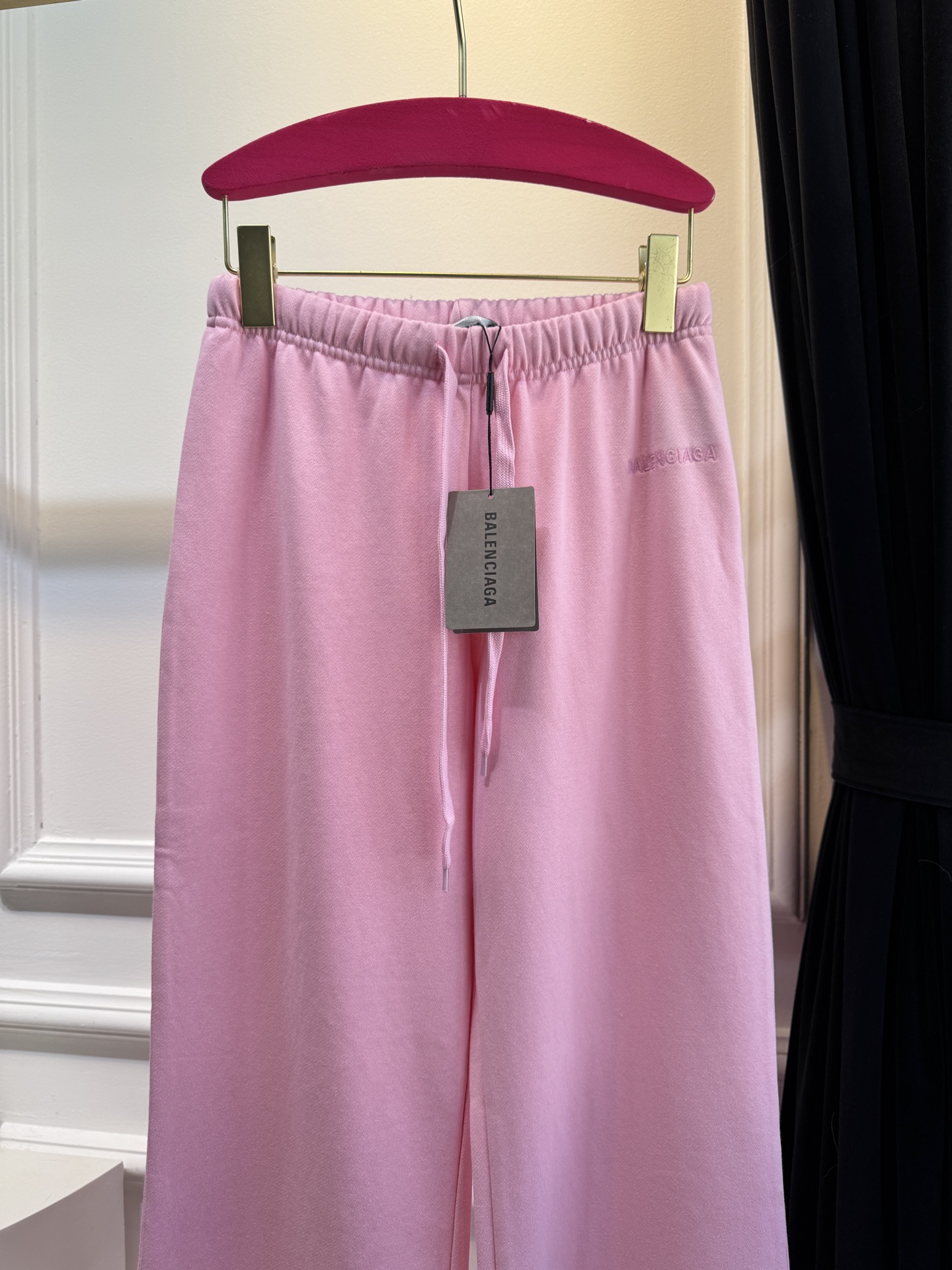 BLCG阔腿微喇休闲卫裤采用高腰+阔腿微喇的剪裁，裤型宽松垂坠，能修饰腿型，兼具舒适度与时尚感。使用10