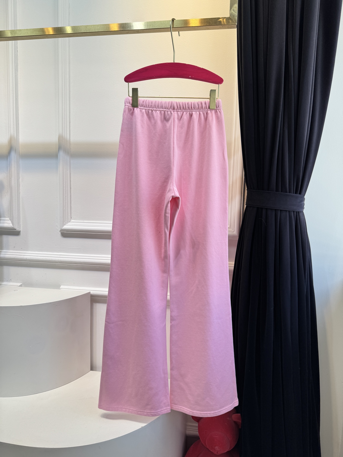 BLCG阔腿微喇休闲卫裤采用高腰+阔腿微喇的剪裁，裤型宽松垂坠，能修饰腿型，兼具舒适度与时尚感。使用10