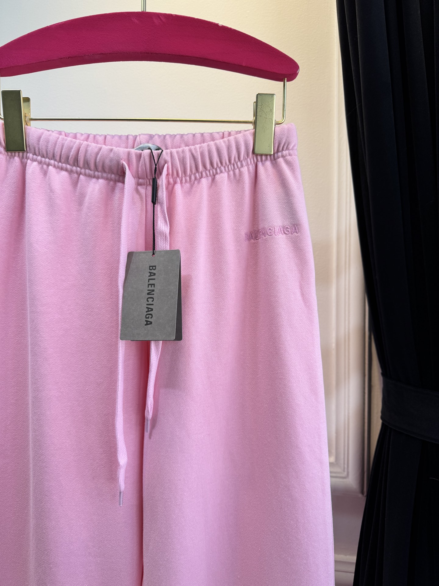 BLCG阔腿微喇休闲卫裤采用高腰+阔腿微喇的剪裁，裤型宽松垂坠，能修饰腿型，兼具舒适度与时尚感。使用10