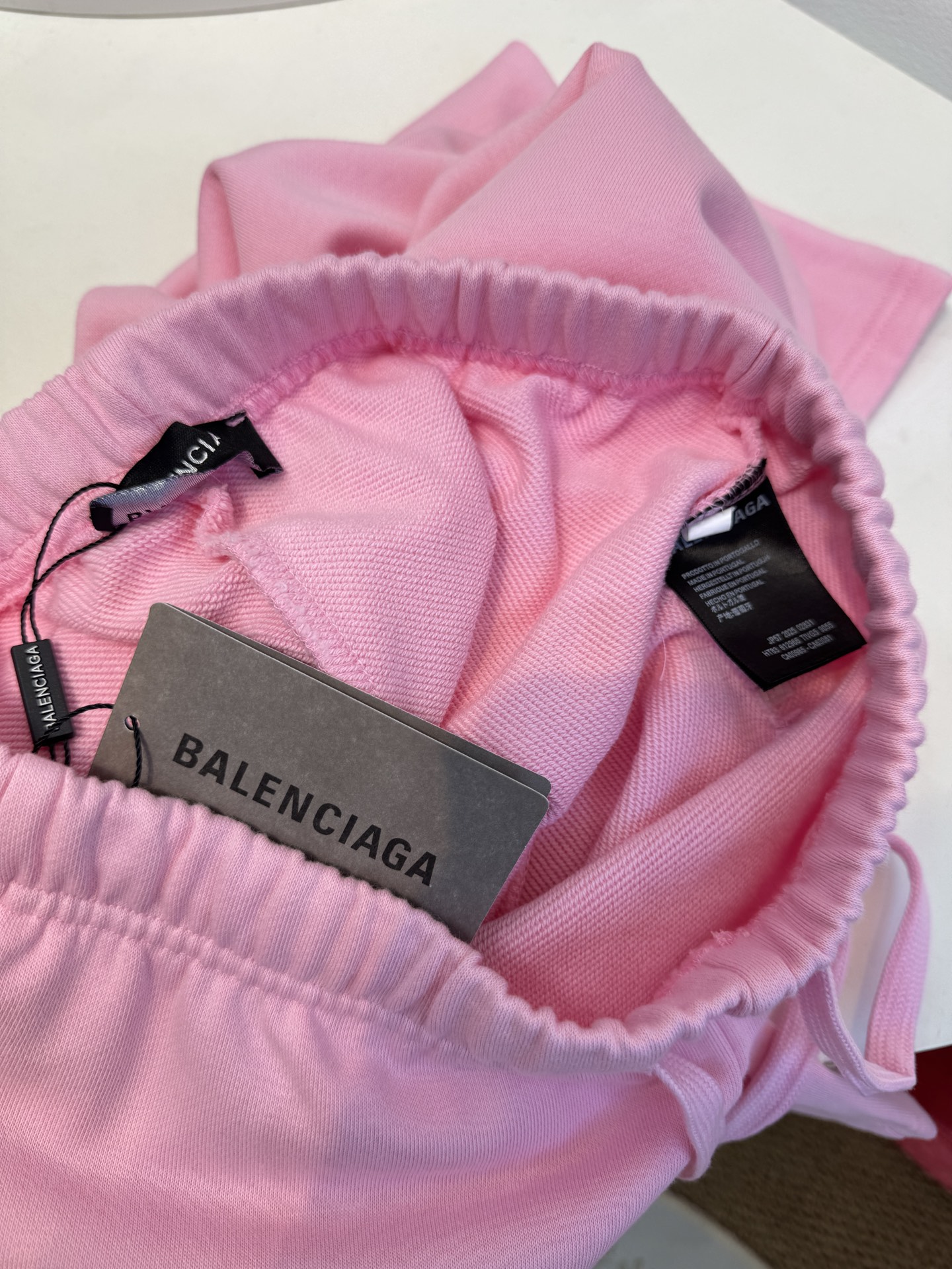 BLCG阔腿微喇休闲卫裤采用高腰+阔腿微喇的剪裁，裤型宽松垂坠，能修饰腿型，兼具舒适度与时尚感。使用10