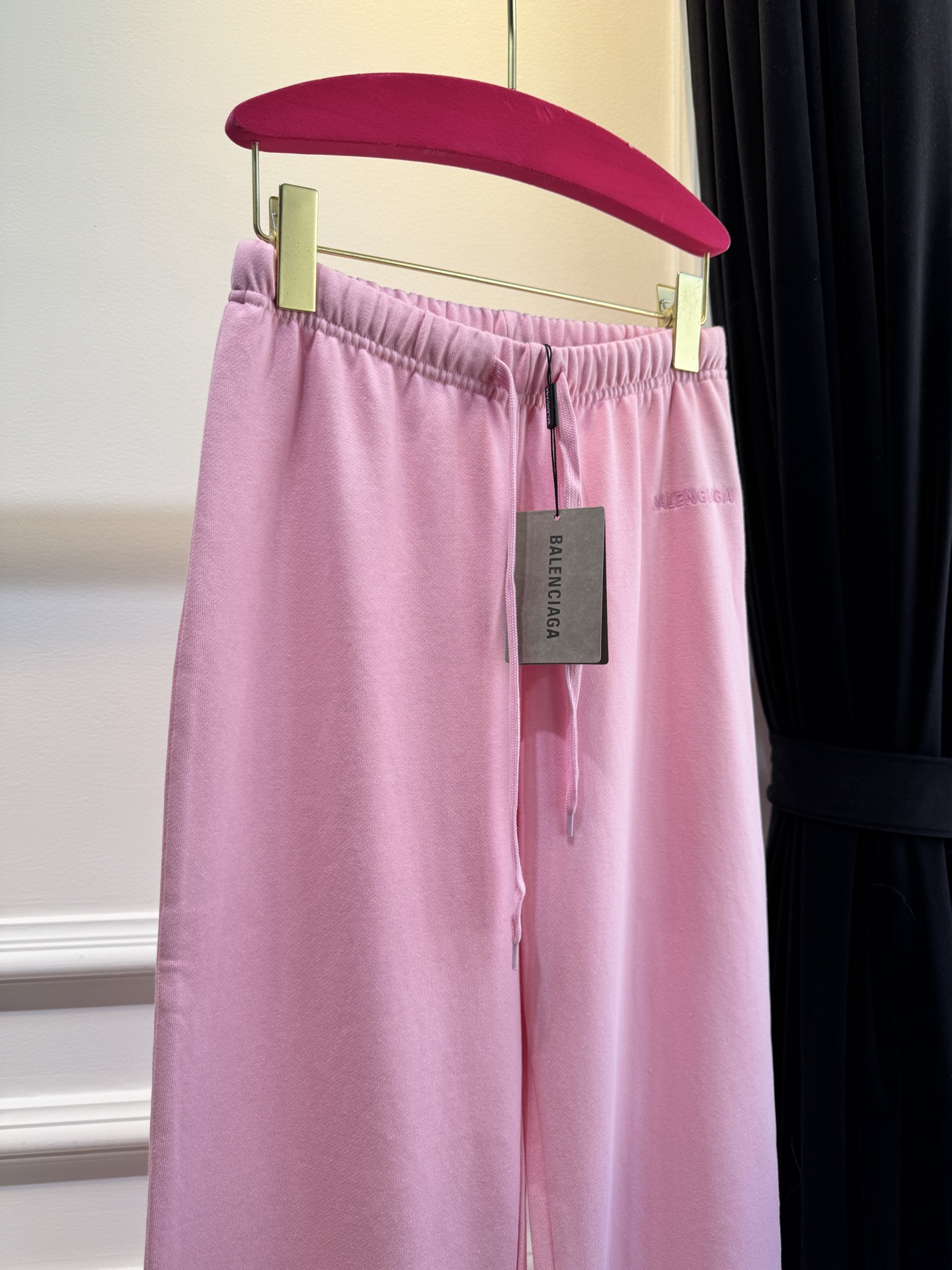 BLCG阔腿微喇休闲卫裤采用高腰+阔腿微喇的剪裁，裤型宽松垂坠，能修饰腿型，兼具舒适度与时尚感。使用10