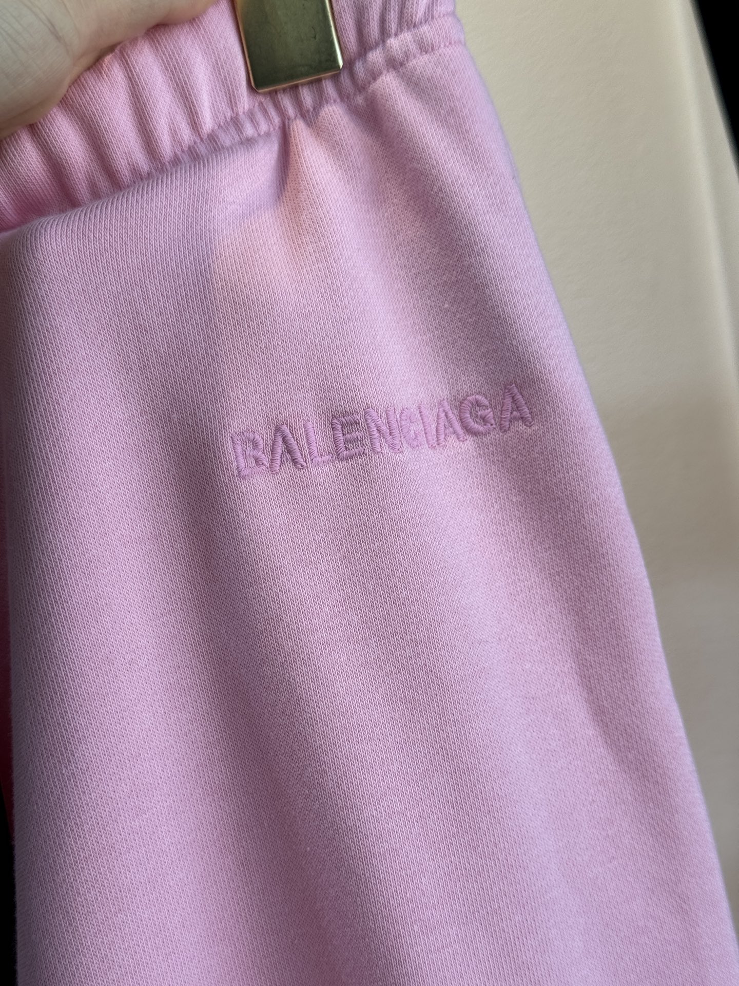 BLCG阔腿微喇休闲卫裤采用高腰+阔腿微喇的剪裁，裤型宽松垂坠，能修饰腿型，兼具舒适度与时尚感。使用10