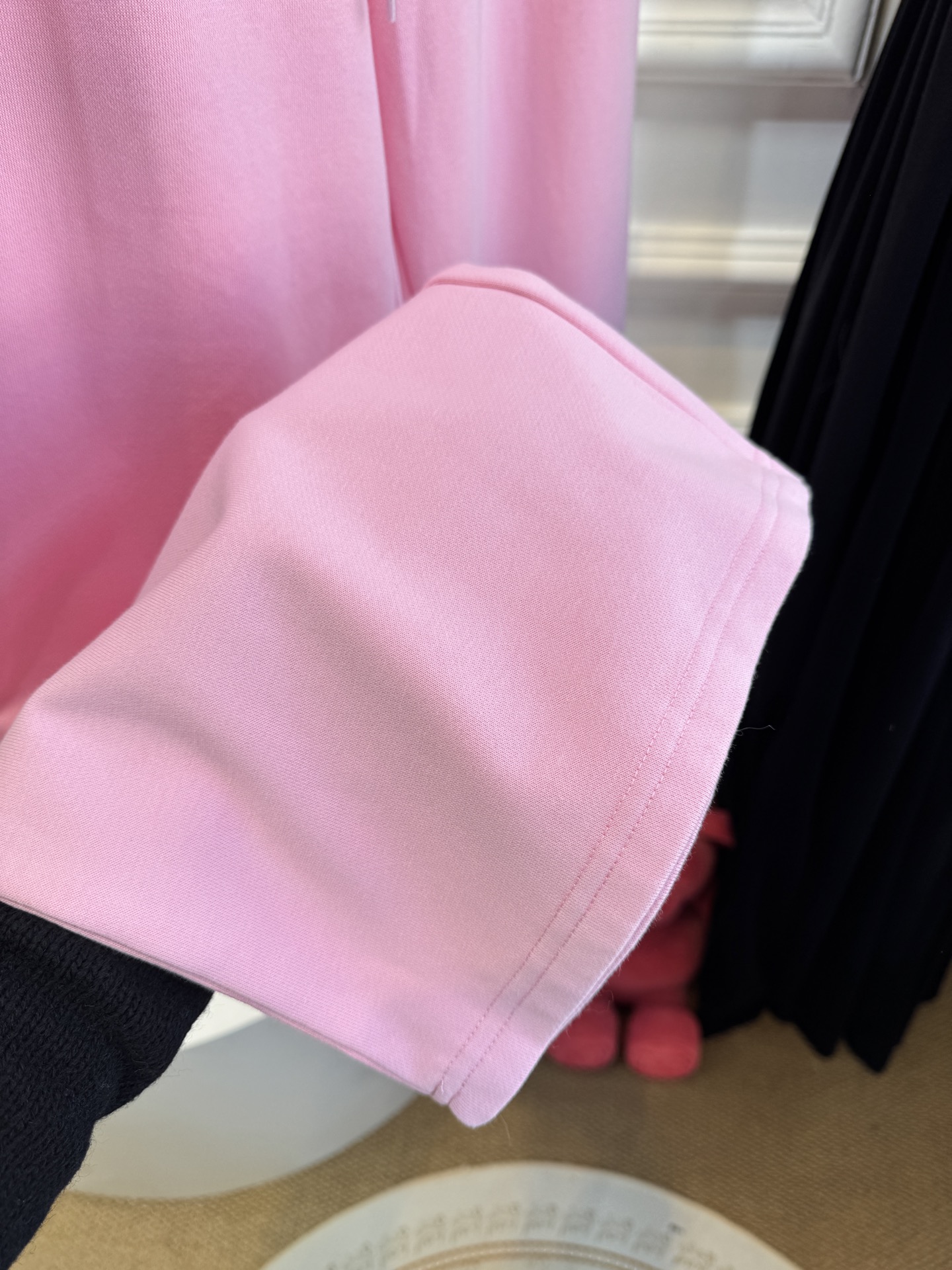 BLCG阔腿微喇休闲卫裤采用高腰+阔腿微喇的剪裁，裤型宽松垂坠，能修饰腿型，兼具舒适度与时尚感。使用10